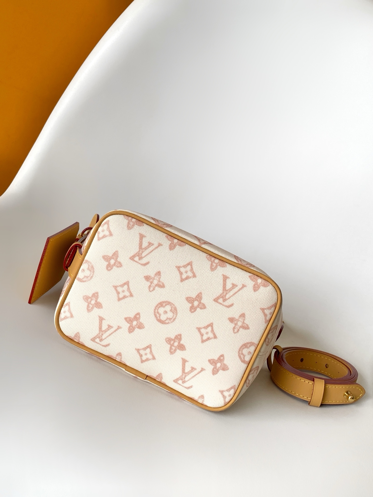 Louis Vuitton M27529浅蓝 M28355浅黄 【独家背景 】路易威登以 LV Romance 元素传递灵动活力