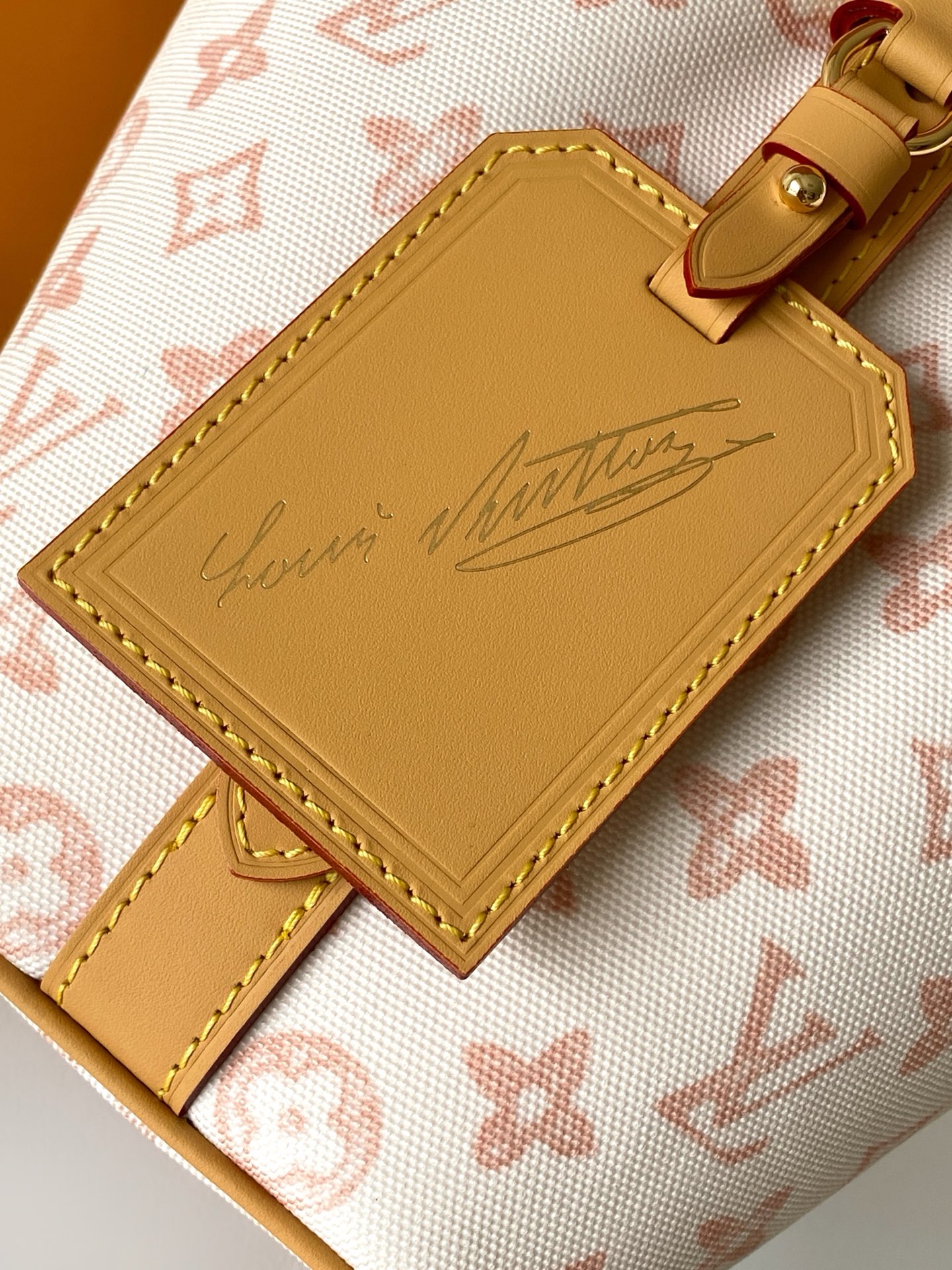 Louis Vuitton M27529浅蓝 M28355浅黄 【独家背景 】路易威登以 LV Romance 元素传递灵动活力
