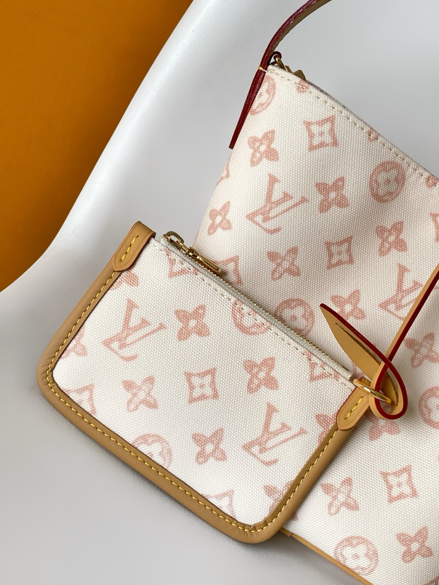 Louis Vuitton M27529浅蓝 M28355浅黄 【独家背景 】路易威登以 LV Romance 元素传递灵动活力