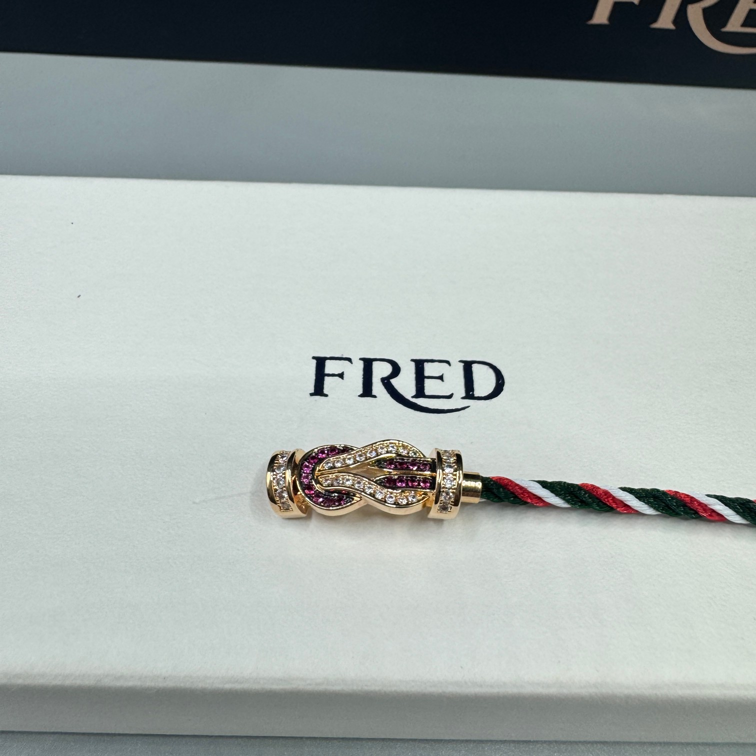 NO:380114,Ferred bracelet, medium-sized buckle of rose gold, ruby ​​style, steel rope style, Force10 series, classic classic, full of high-end sense, nautical cables and buckles are integrated into jewelry elements, symbolizing freedom and courage, both men and women, look better when worn. The bracelet is made of 1,500 medical overdue m, nylon braid, daily waterproof wear is absolutely fine, jewelry quality19860909费雷德手绳 玫瑰金中号八字扣红宝石款 精钢绳款 Force10系列 经典中的经典 高级感十足 航海的缆绳和链扣融入珠宝的元素 象征着自由与勇敢 无论男女佩戴都更好看 手绳采用1500根医用防过m 尼龙编织 日常的防水佩戴完全没问题,饰品精品,Jewelry