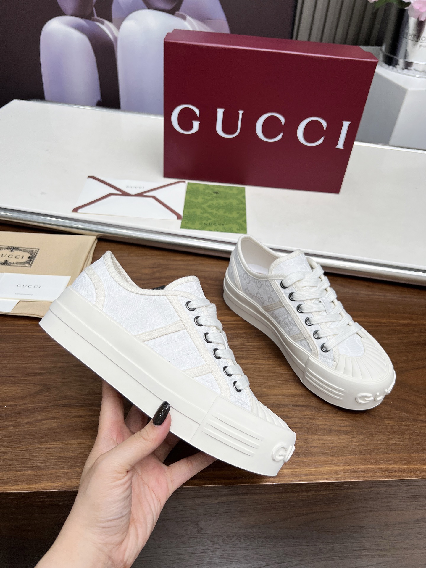 NO:574879,Gucci/Gucci's new classic thick-soled white shoes. A copy from the official website. Fabric: original G cloth, built-in original high-elastic molded latex pad, comfortable and breathable. Women's model 35-41 factory approved, gucci19860909Gucci/古奇新款经典款厚底小白鞋.官网一比复制.面料:原版G布,内置原版高弹成型乳胶垫,舒适透气. 女款 35-41厂批,,gucci,Men's shoes