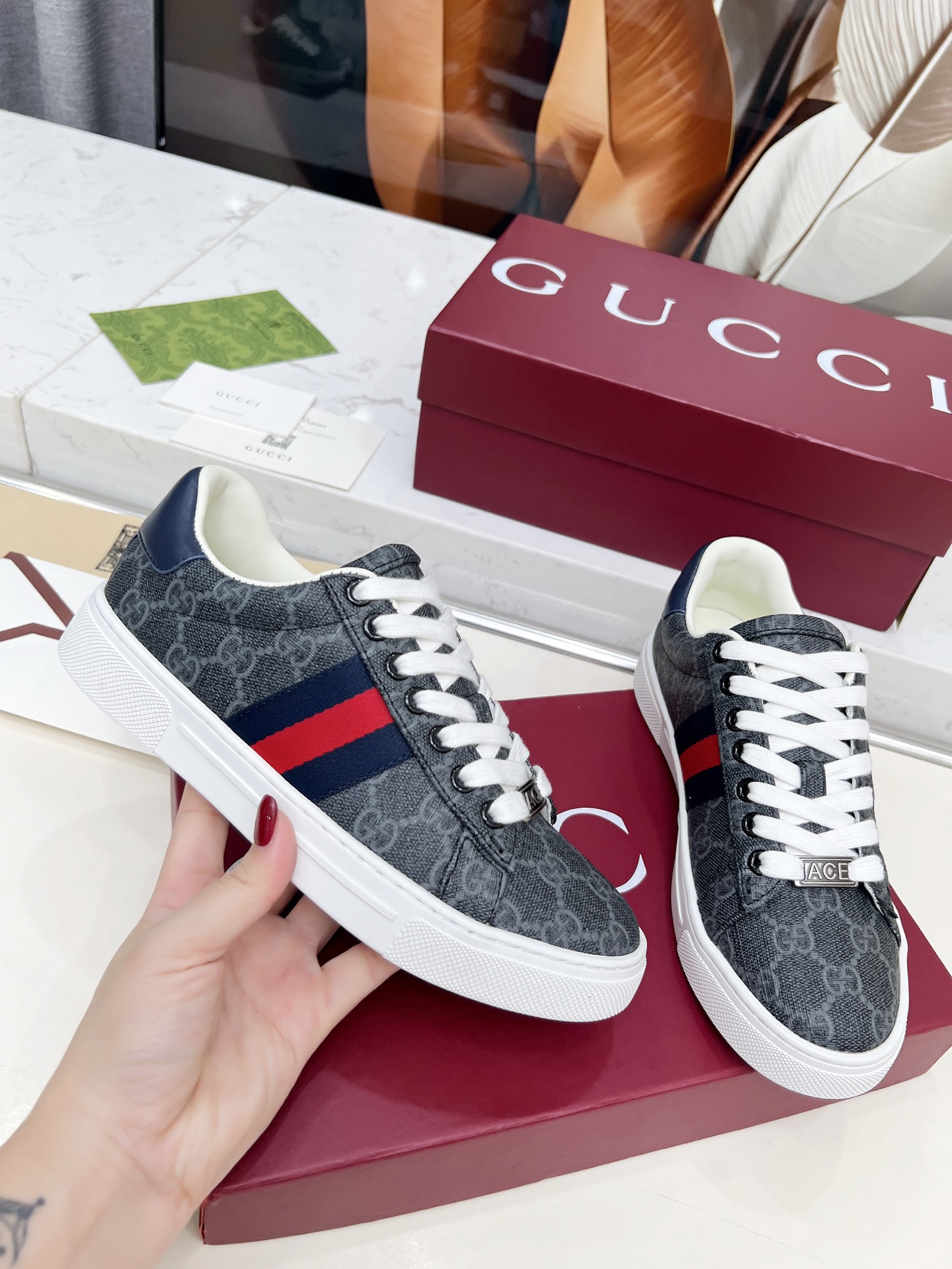 NO:558122,Real price Gucci/Gucci's new classic couple's sneakers, white sneakers. Official website, one-to-one copy. Fabric: cowhide + original fabric brand webbing, cowhide lining, cowhide feet, built-in high-elastic molded latex pad, comfortable and breathable. Women's model 35-41 Men's model 39-45,, gucci, sneakers, cowhide19860909实价 Gucci/古奇新款经典款情侣款运动鞋小白鞋.官网一比复制.面料:牛皮+原版面料品牌织带 牛皮内裡,牛皮垫脚,内置高弹成型乳胶垫,舒适透气. 女款 35-41男款39-45,,gucci,sneakers,cowhide,Men's shoes