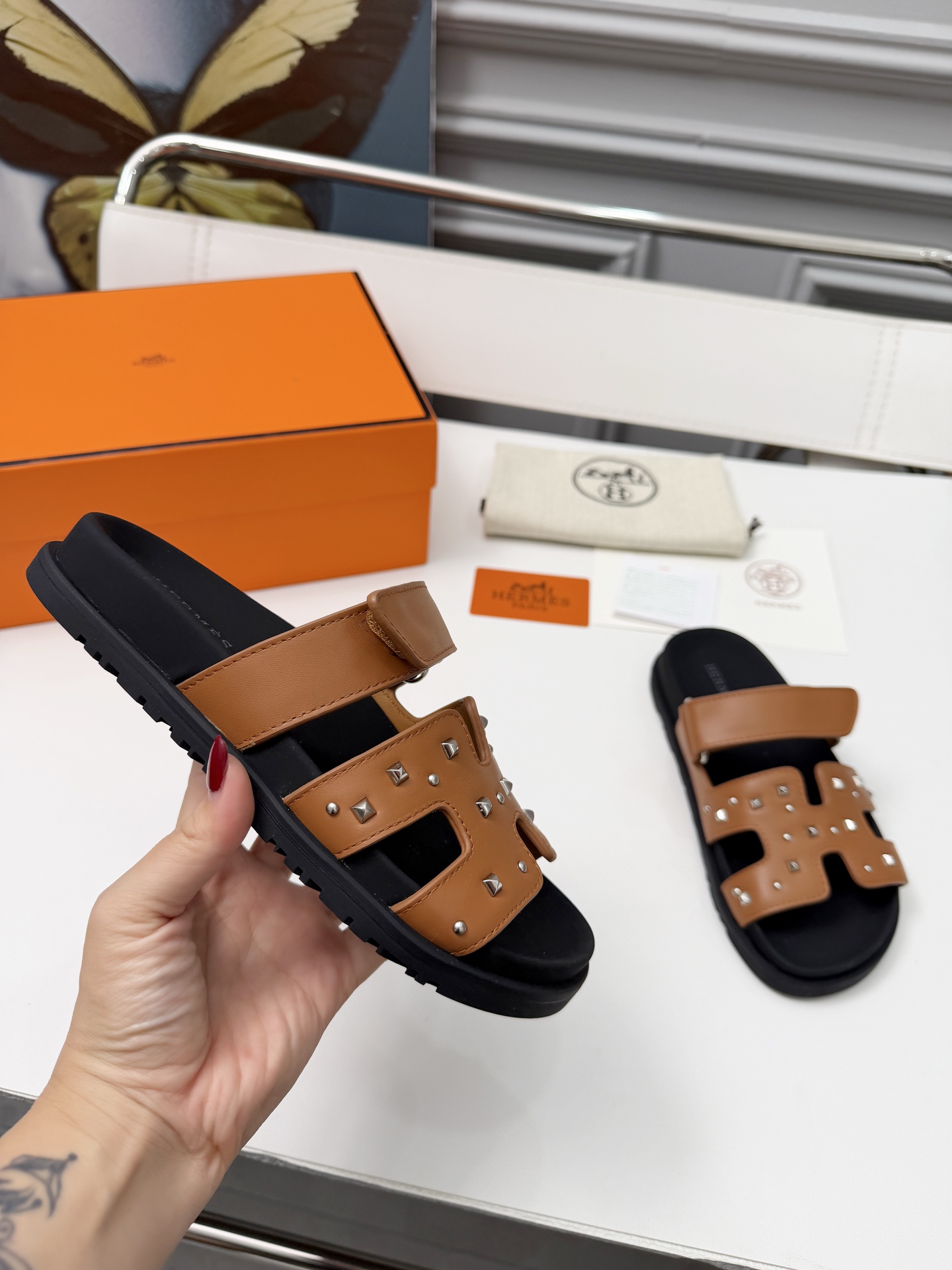 NO:707668,Rivet Style Men's Style 10 Hermes Hermes' classic hot-selling second uncle slippers, matching couple's style, must be crazy to call, they are so beautiful. The contrasting splicing of different colors and materials can easily create a fashionable and sophisticated look!  The upper is imported first-layer silk cowhide/palmprint cowhide/goat leather with oil sealing edge, the lining is sheepskin, TPU outsole Size 35-45 (men's size 45.46 is custom-made, non-returnable) High-end packaging, slippers, hermes, hermes, slippers, cowhide, sheepskin19860909铆钉款 男款10 Hermes 爱马仕 经典爆款二舅拖鞋,配情侣款,必须疯狂打call也太好看了吧 不同颜色和材质的拼接撞色,轻松演绎时髦精look！ 鞋面为进口头层丝绸牛皮/手掌纹牛皮/山羊皮封口油边,里垫为羊皮,TPU大底 Size35—45码（男45.46码定做,不退换） 高档包装,拖鞋,hermes,hermes,slippers,cowhide,sheepskin,Women's Shoes