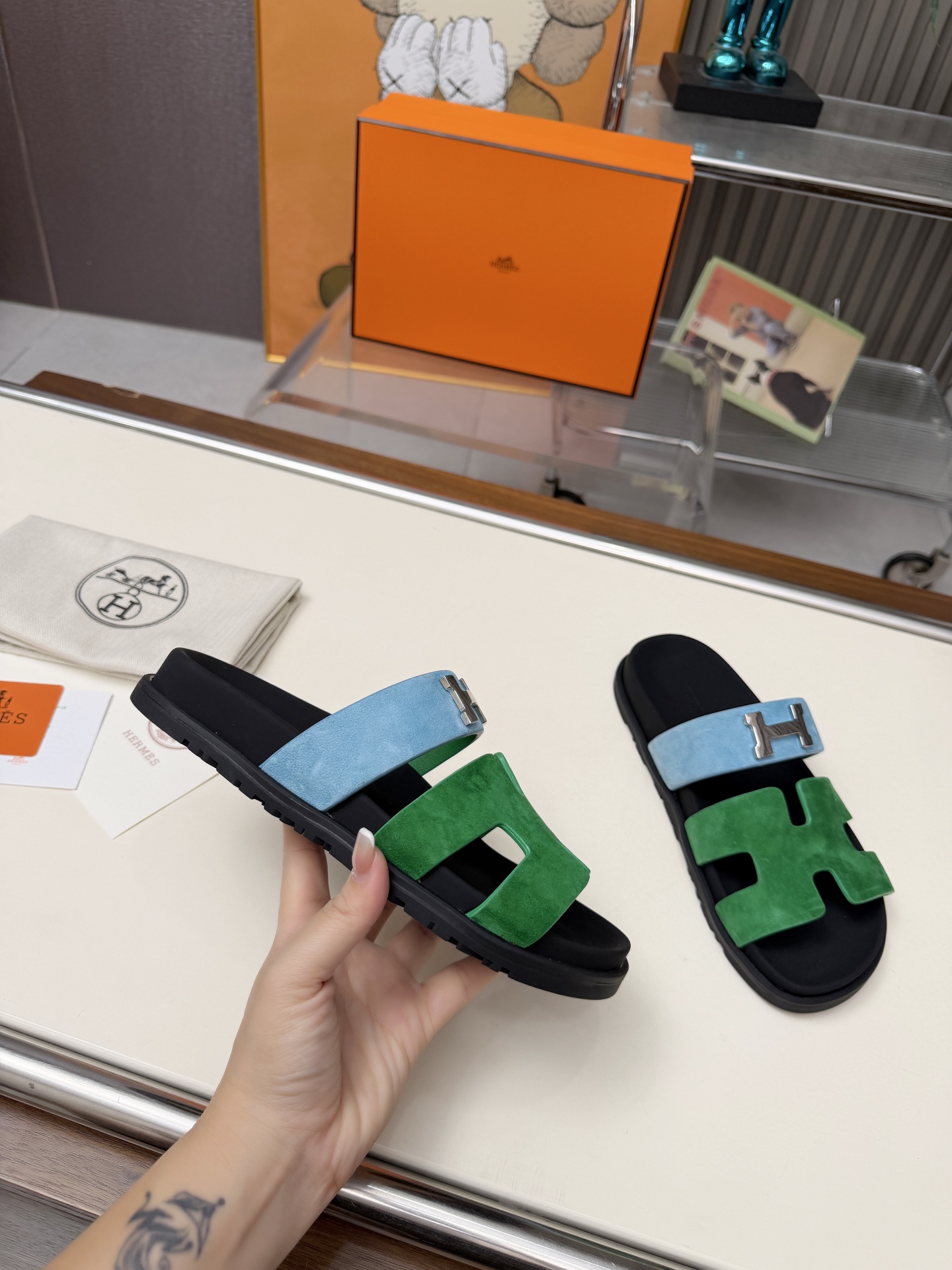 NO:707666,Men's 10 Hermes classic popular second uncle slippers, suitable for couples, must be crazy to call, they are so beautiful. The contrasting splicing of different colors and materials can easily create a fashionable and sophisticated look!  The upper is imported first-layer silk cowhide/palmprint cowhide/goat leather with oil sealing edge, the lining is sheepskin, TPU outsole Size 35-45 (men's size 45.46 is custom-made, non-returnable) High-end packaging, slippers, hermes, hermes, slippers, cowhide, sheepskin19860909男款10 Hermes 爱马仕 经典爆款二舅拖鞋,配情侣款,必须疯狂打call也太好看了吧 不同颜色和材质的拼接撞色,轻松演绎时髦精look！ 鞋面为进口头层丝绸牛皮/手掌纹牛皮/山羊皮封口油边,里垫为羊皮,TPU大底 Size35—45码（男45.46码定做,不退换） 高档包装,拖鞋,hermes,hermes,slippers,cowhide,sheepskin,Women's Shoes