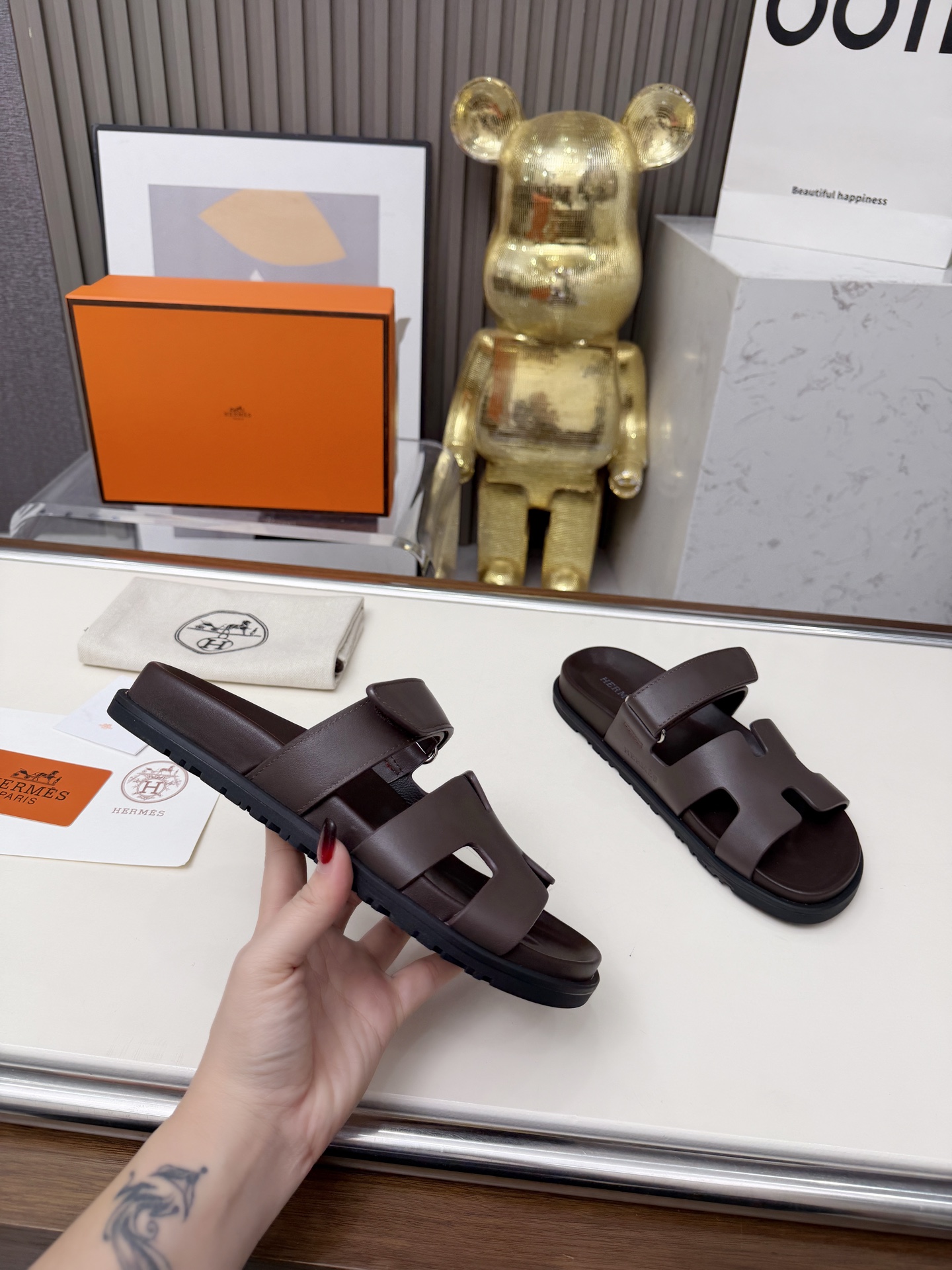 NO:780543,Real price Hermes Hermès shoes H-shaped Velcro flat sandals and slippers!  Upper sheepskin + goatskin, foot pads mixed sheepskin, women's size 35-41. Men's size 40-45. Can be made according to pictures.,,hermes,hermes,sandals,slippers,sheepskin,sheep19860909实价 Hermes爱马仕二舅鞋H型魔术贴平底凉鞋拖鞋！鞋面羊京+山羊皮,垫脚混种羊皮, 女码35-41 . 男码40-45.可来图做货.,,hermes,hermes,sandals,slippers,sheepskin,sheep,Men's shoes