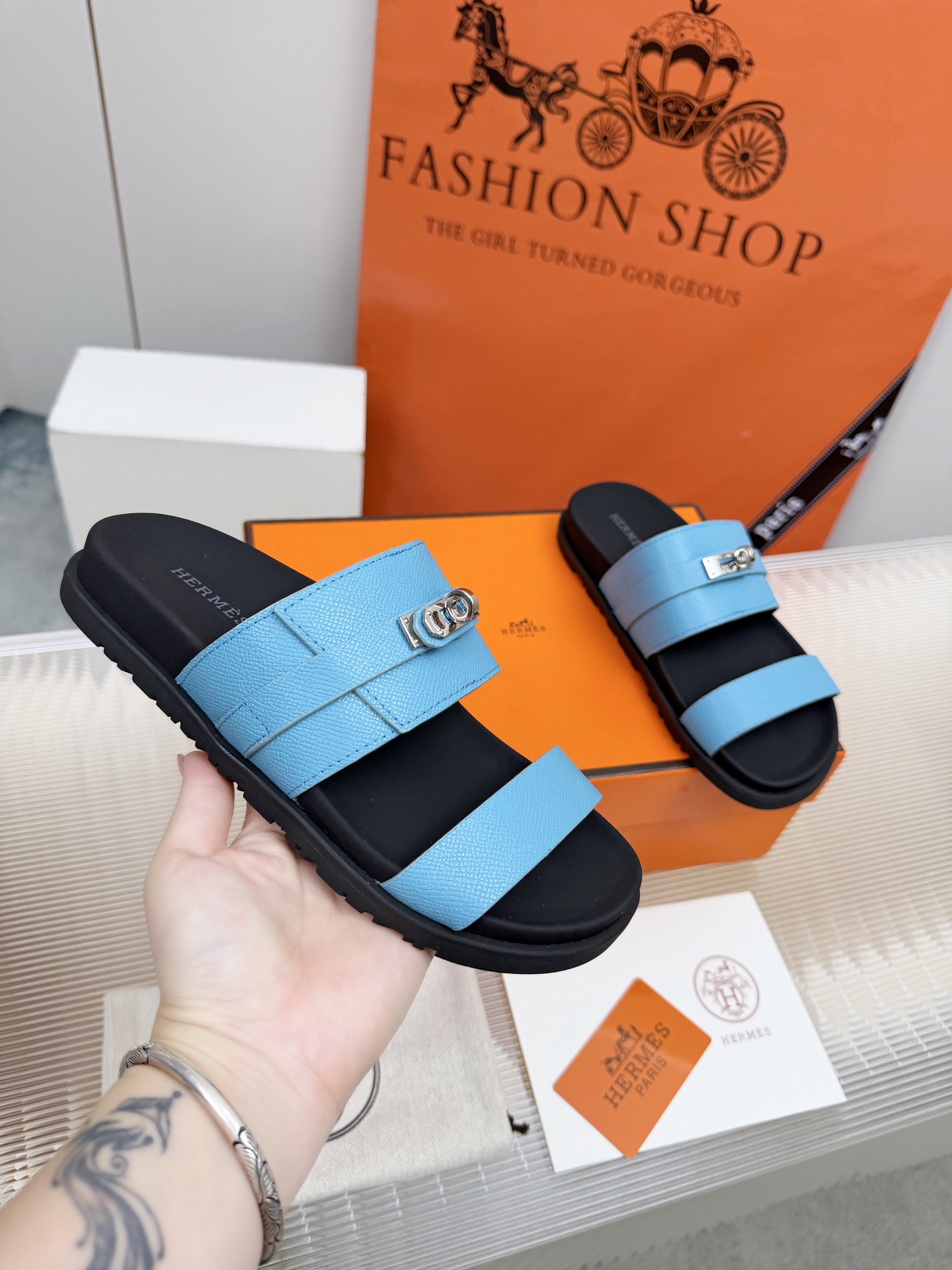 NO:782704,Real price Hermes Hermes H-shaped flat sandals and slippers!  Upper palm print hand leather + goatskin, foot pads mixed sheepskin. Original brand buckle. Women's size 35-41. Men's size 40-45. Can be made according to pictures.,,hermes,hermes,sandals,slippers,sheepskin19860909实价Hermes爱马仕H型平底凉鞋拖鞋！鞋面手掌纹手皮+山羊皮,垫脚混种羊皮.原版品牌饰扣. 女码35-41 . 男码40-45.可来图做货.,,hermes,hermes,sandals,slippers,sheepskin,Men's shoes