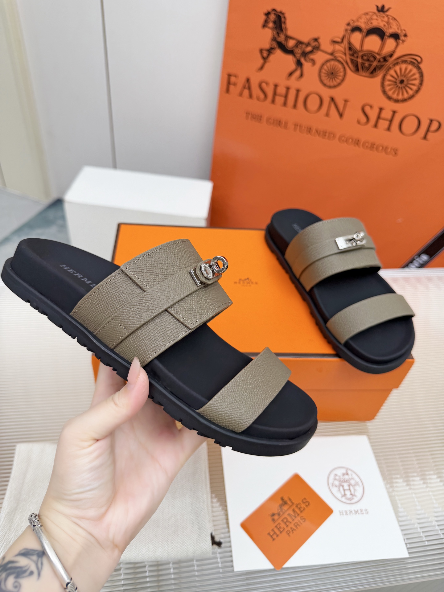 NO:782712,Real price Hermes Hermes H-shaped flat sandals and slippers!  Upper palm print hand leather + goatskin, original buckles. Foot pads mixed sheepskin. Original brand buckles. Women's size 35-41. Men's size 40-45. Can be made according to pictures., hermes, hermes, sandals, slippers, sheepskin19860909实价Hermes爱马仕H型平底凉鞋拖鞋！鞋面手掌纹手皮+山羊皮,原版饰扣.垫脚混种羊皮.原版品牌饰扣. 女码35-41 . 男码40-45.可来图做货.,,hermes,hermes,sandals,slippers,sheepskin,Men's shoes
