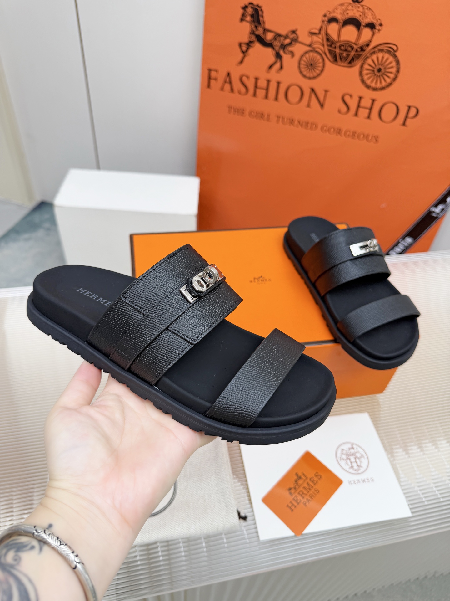 NO:782726,Real price Hermes Hermes H-shaped flat sandals and slippers!  Upper palm-print cowhide + goatskin, original buckles. Foot pads mixed sheepskin. Original brand buckles. Women's size 35-41. Men's size 40-45. Can be made according to pictures., hermes, hermes, sandals, slippers, cowhide, sheepskin19860909实价Hermes爱马仕H型平底凉鞋拖鞋！鞋面手掌纹牛皮+山羊皮,原版饰扣.垫脚混种羊皮.原版品牌饰扣. 女码35-41 . 男码40-45.可来图做货.,,hermes,hermes,sandals,slippers,cowhide,sheepskin,Men's shoes