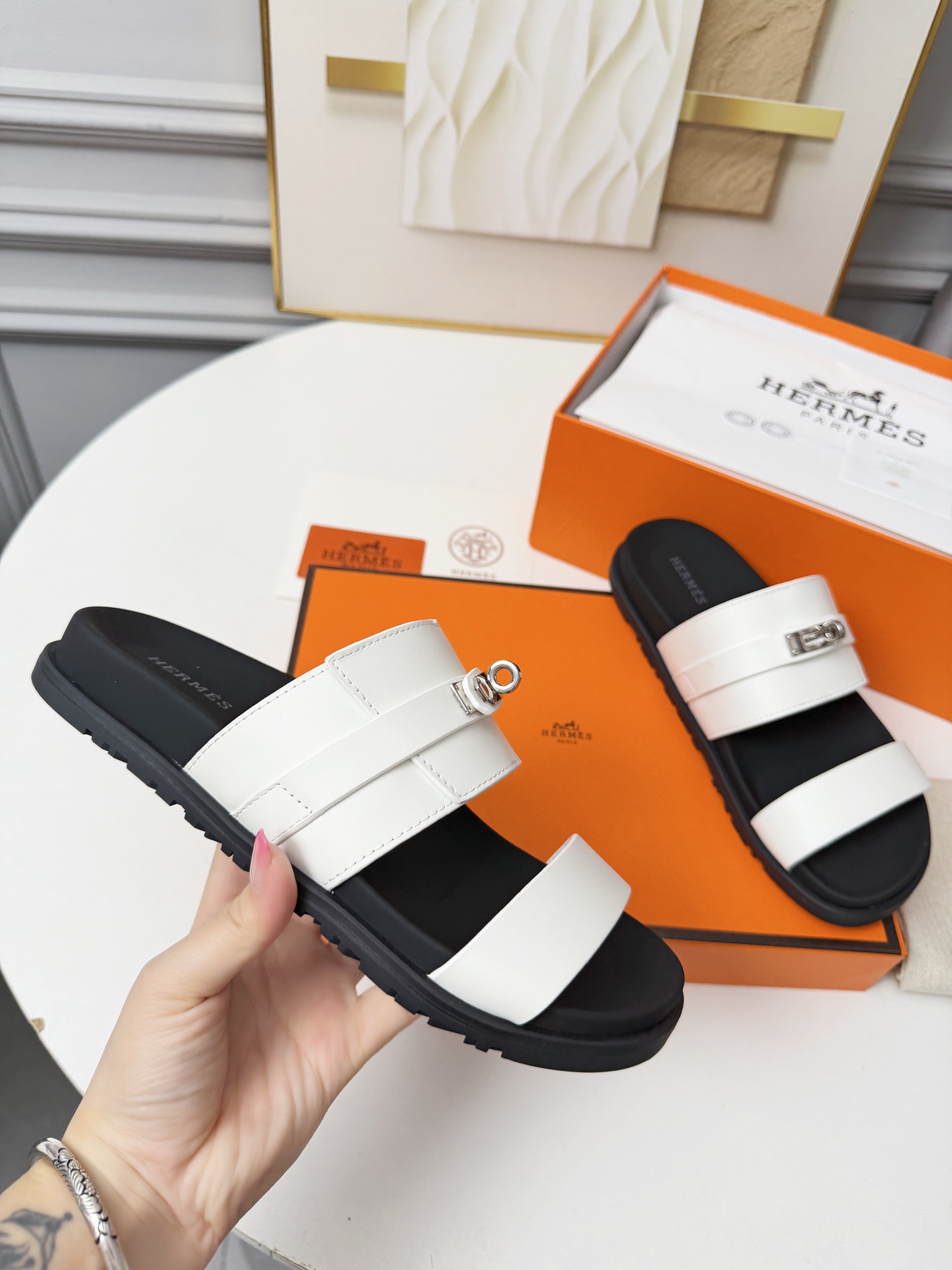 NO:782719,Real price Hermes Hermes H-shaped flat sandals and slippers!  Upper calfskin + goatskin, original buckles. Foot pads mixed sheepskin. Original brand buckles. Women's size 35-41. Men's size 40-45. Can be made according to pictures.,,hermes,hermes,sandals,slippers,cowhide,sheepskin19860909实价Hermes爱马仕H型平底凉鞋拖鞋！鞋面小牛皮+山羊皮,原版饰扣.垫脚混种羊皮.原版品牌饰扣. 女码35-41 . 男码40-45.可来图做货.,,hermes,hermes,sandals,slippers,cowhide,sheepskin,Men's shoes