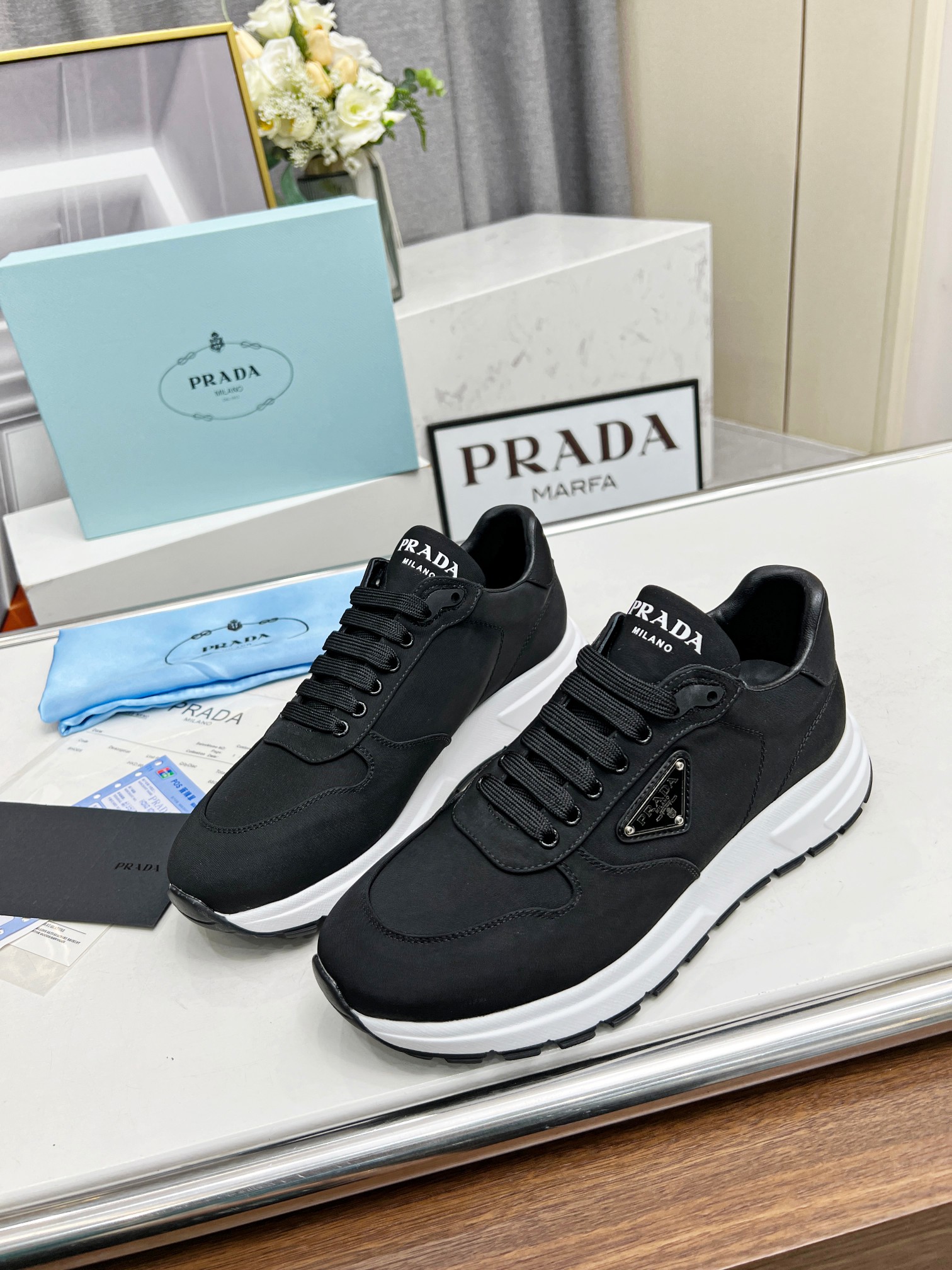 普拉达《 PRADA..》 情侣款 2024爆炸款出货了。，原版1比1开发，面料：防水泥龙布内里：羊皮，掂脚：羊皮，35--46码，《34与41码可订做不退换》，出zsdqw