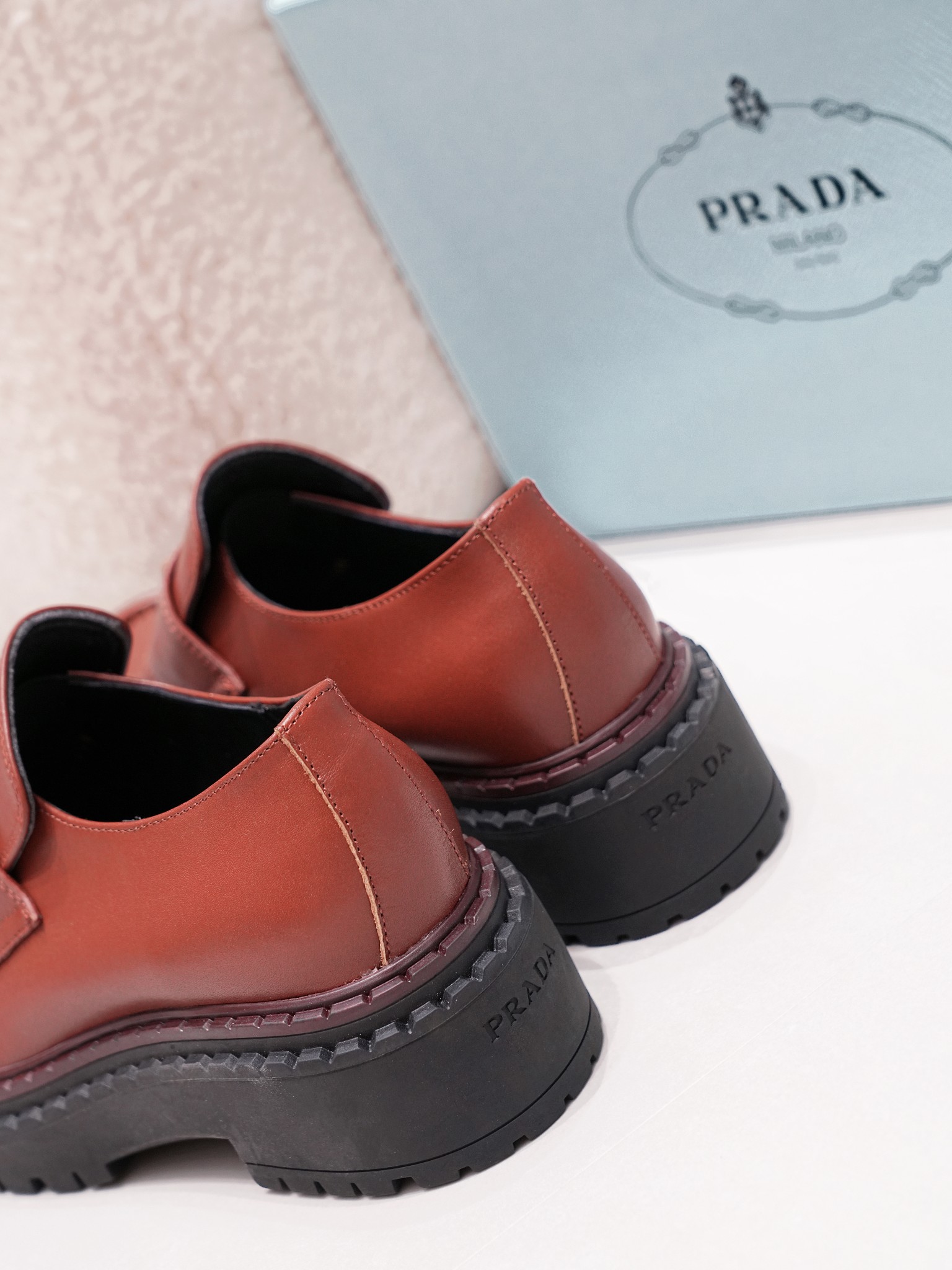 Ashley奢品实拍 出货价:上新PRADA新品普拉达2024秋冬走秀款乐福鞋 非常有特色的设计感 辨识度极高 皮质柔软舒适度极高! 图10