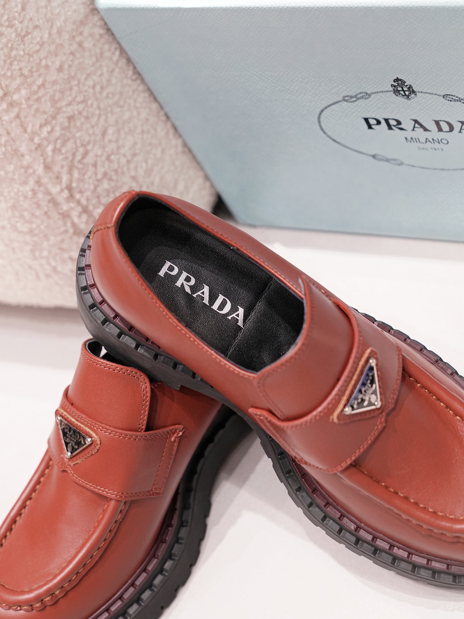 Ashley奢品实拍 出货价:上新PRADA新品普拉达2024秋冬走秀款乐福鞋 非常有特色的设计感 辨识度极高 皮质柔软舒适度极高! 图9