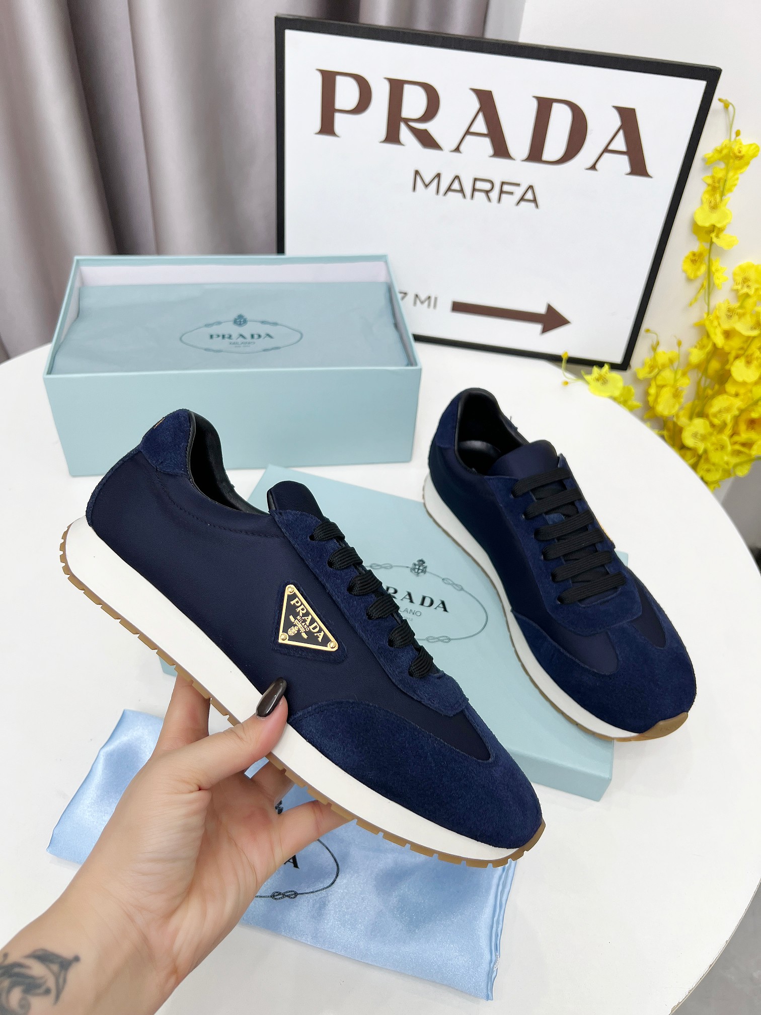 NO:250379,The new PRADA (Prada) men and women's high-top counters are launched simultaneously, and the original mold-opening anti-slip PU outsole has exquisite lines, simple and atmospheric, super comfortable and upscale, leisure and travel. Number of sizes: 35-45. (Can be customized 38.45.46.), casual shoes/sports shoes, prada, prada, sneakers19860909新款PRADA(普拉达)男女款高帮专柜同步上市, 、原版开模防滑PU大底,精美线条、简约大气,上脚感超级舒适上档次、休闲旅游.码数:35一45.(可定做38.45.46.),休闲鞋/运动鞋,prada,prada,sneakers,Women's Shoes