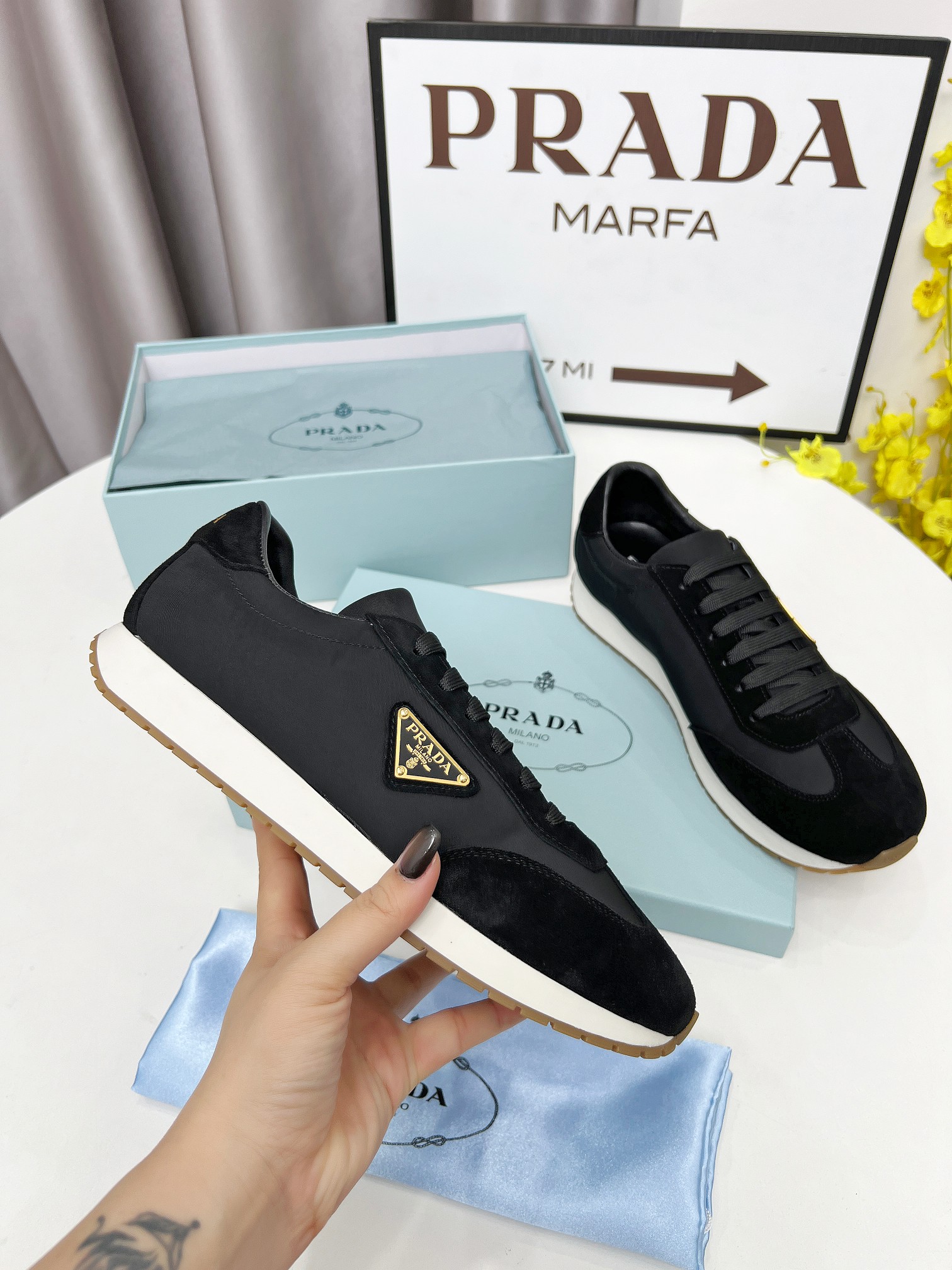 NO:250382,The new PRADA (Prada) men and women's high-top counters are launched simultaneously, and the original mold-opening anti-slip PU outsole has exquisite lines, simple and atmospheric, super comfortable and upscale, leisure and travel. Number of sizes: 35-45. (Can be customized 38.45.46.), casual shoes/sports shoes, prada, prada, sneakers19860909新款PRADA(普拉达)男女款高帮专柜同步上市, 、原版开模防滑PU大底,精美线条、简约大气,上脚感超级舒适上档次、休闲旅游.码数:35一45.(可定做38.45.46.),休闲鞋/运动鞋,prada,prada,sneakers,Women's Shoes