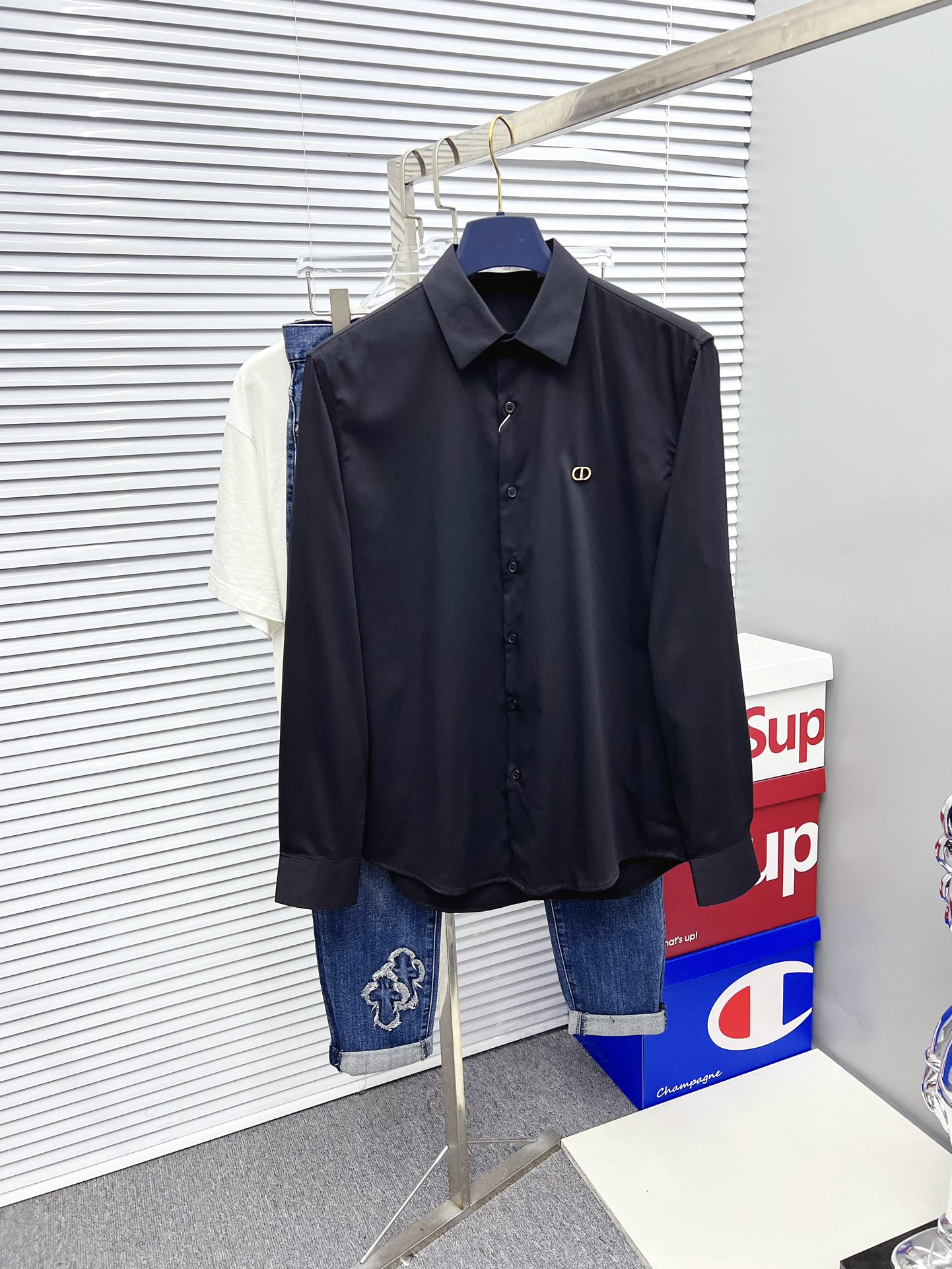 NO:523399,'Dior' original single product. Hot products are coming. 2025ss official website new long-sleeved shirts, shirts, exquisite embroidered logos, high-end version, customized counter fabrics, breathable and comfortable, exquisitely crafted, impeccable details, brand elements design concept, reflect high quality. The feel is delicate and soft!  It is casually cut, with a great upper body style!  Code number M-3XL, dior, dior,shirts,alexander wang19860909《Dior 迪奥》 原单货.爆款来袭 2025ss官网新款长袖 衬衫 衬衣,精美刺绣Logo 高端版本,专柜定制面料 透气舒适度高,精工制作,细节处理完美无可挑剔,品牌元素设计理念,体现高品质.手感细腻柔软！呈现休闲裁剪,上身版型超赞！码数M-3XL,,dior,dior,shirts,alexander wang,Men's clothing