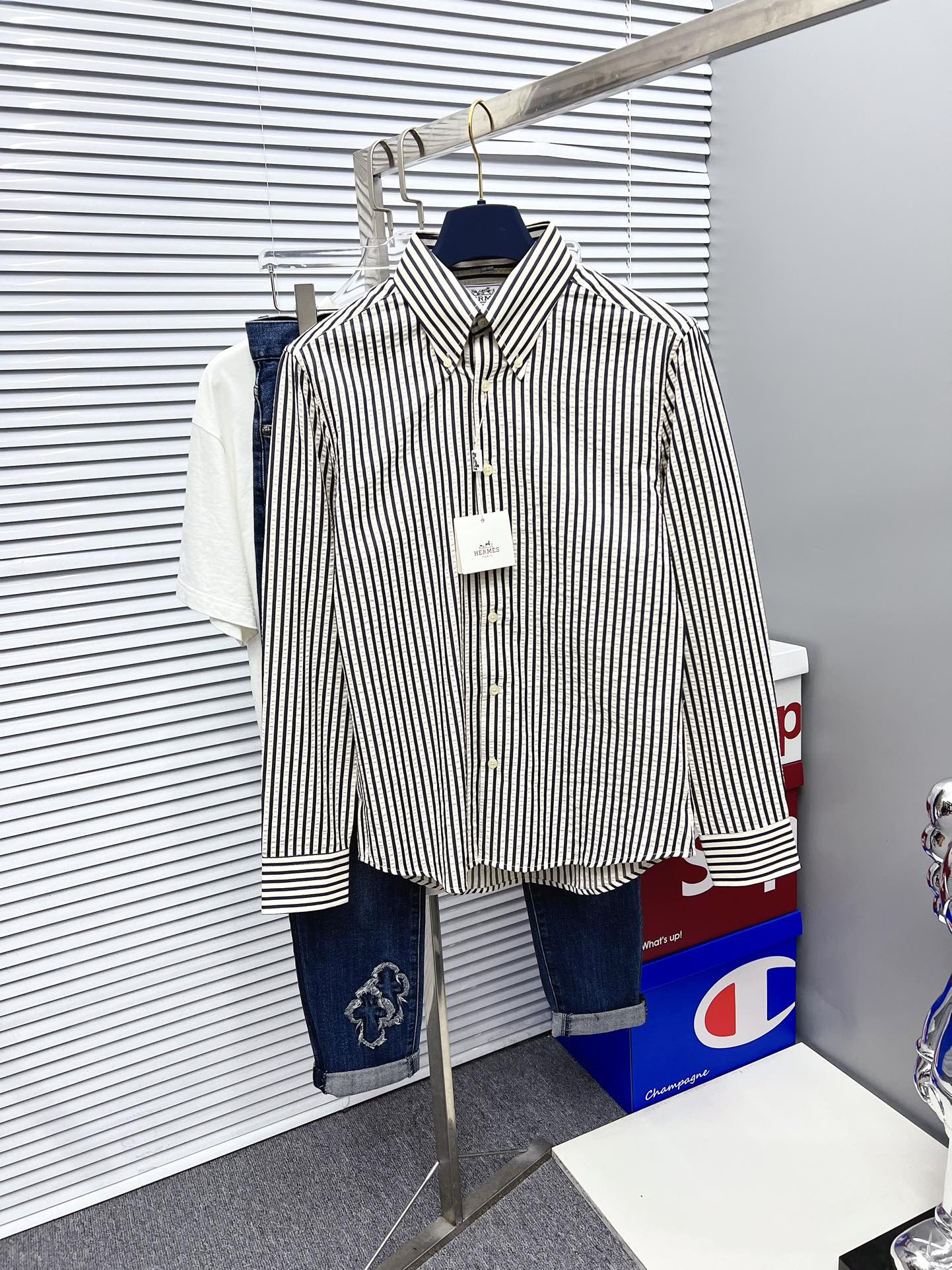 NO:523401,'Hermes' original single product. Hot products are coming. 2025ss official website new long-sleeved shirts, shirts, exquisite embroidered logos, high-end version, customized counter fabrics, breathable and comfortable, exquisitely crafted, impeccable details, brand elements design concept, reflect high quality. The feel is delicate and soft!  It is casually cut, with a great upper body style!  Code number M-3XL, hermes,shirts,alexander wang19860909《爱马仕》 原单货.爆款来袭 2025ss官网新款长袖 衬衫 衬衣,精美刺绣Logo 高端版本,专柜定制面料 透气舒适度高,精工制作,细节处理完美无可挑剔,品牌元素设计理念,体现高品质.手感细腻柔软！呈现休闲裁剪,上身版型超赞！码数M-3XL,,hermes,shirts,alexander wang,Men's clothing