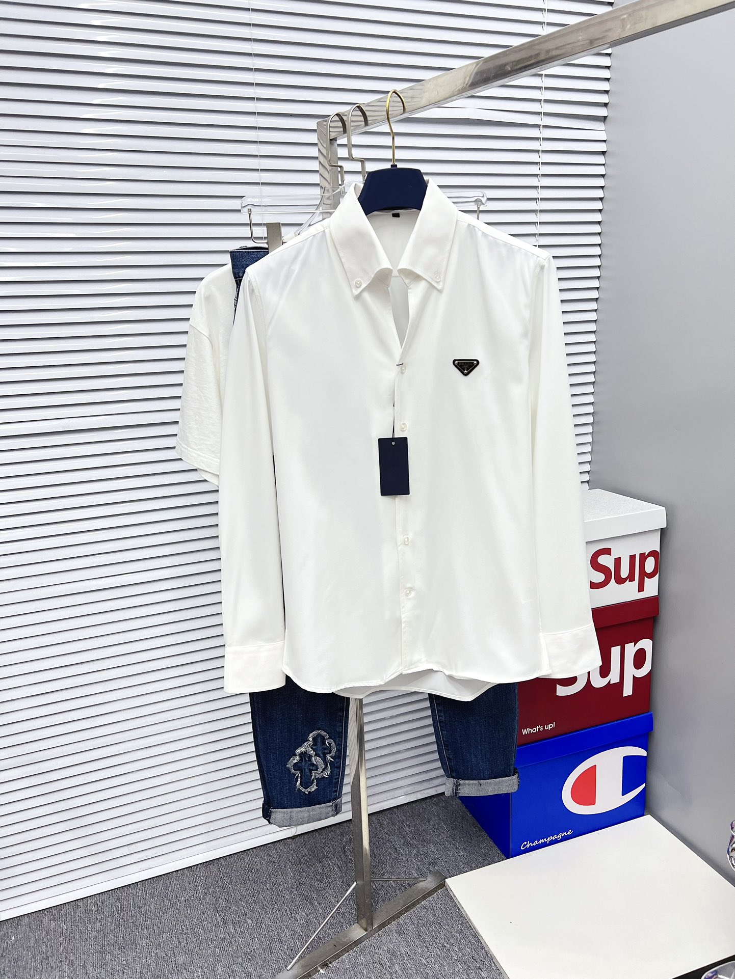 NO:523400,'PRADA' original single product. Hot products are coming. 2025ss official website new long-sleeved shirts, exquisite embroidered logos, high-end version, customized counter fabrics, breathable and comfortable, exquisitely crafted, impeccable details, brand elements design concept, reflect high quality. The feel is delicate and soft!  It is casually cut, with a great upper body style!  Code number M-3XL, prada, prada, shirts, alexander wang19860909《PRADA 普拉达》 原单货.爆款来袭 2025ss官网新款长袖 衬衫 衬衣,精美刺绣Logo 高端版本,专柜定制面料 透气舒适度高,精工制作,细节处理完美无可挑剔,品牌元素设计理念,体现高品质.手感细腻柔软！呈现休闲裁剪,上身版型超赞！码数M-3XL,,prada,prada,shirts,alexander wang,Men's clothing