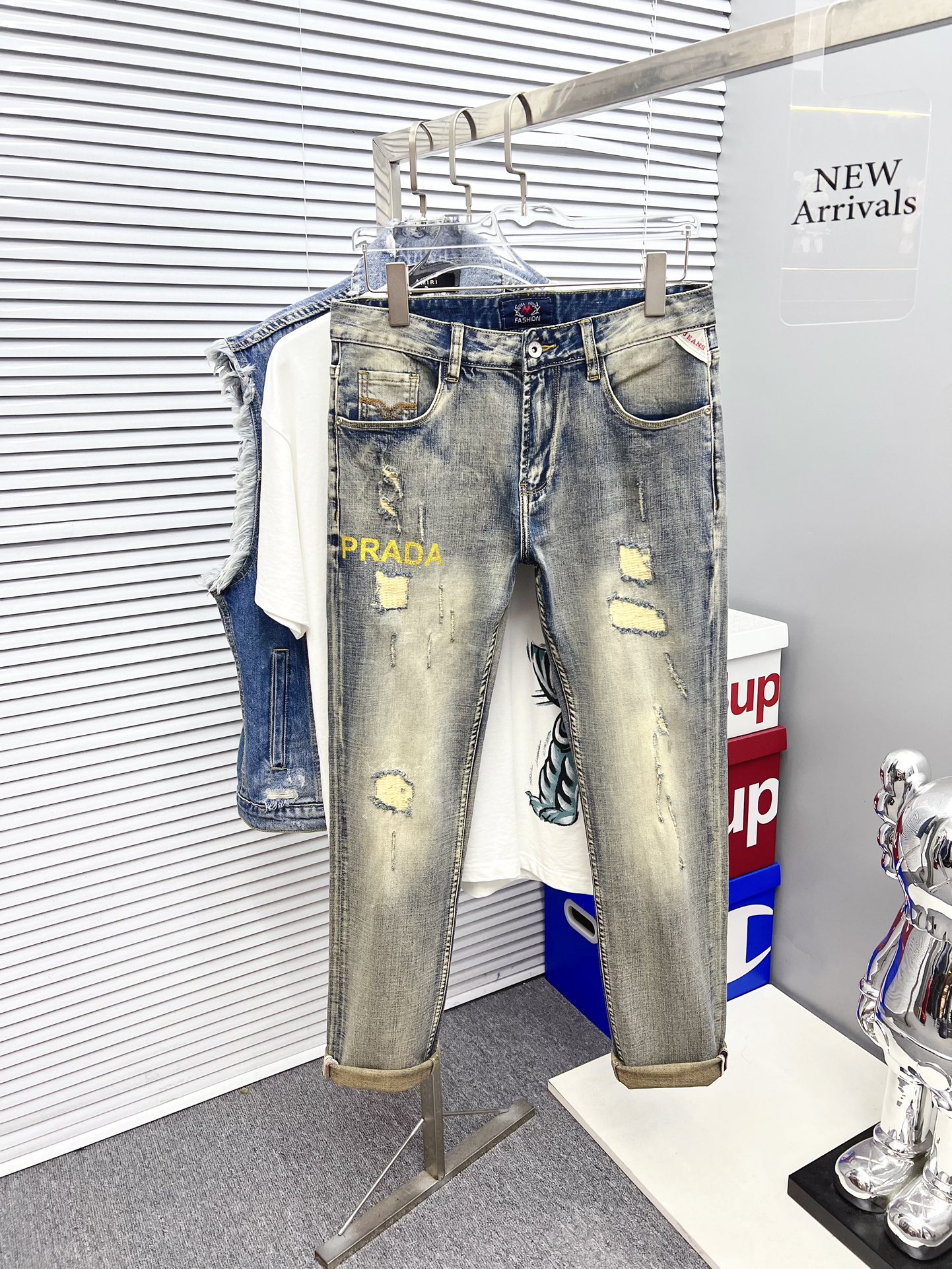 NO:527777,Prada's new model is available in spot 2025. The original single hot jeans are super customized, original hardware, super heavy industry technology, excellent version, impeccable details!  The style is not picky, it is very high-end, and the good products are not waiting for everyone. Take a look at it and start quickly. Size 29-38, prada, jeans, alexander wang19860909普拉达 新款上市现货2025新款现货上市,原单爆款牛仔裤超级定制款,原版五金,超级重工工艺,版型超赞细节做工无可挑剔！款式不挑人,特别高档,好货不等人,看中赶紧下手,尺码29-38,,prada,jeans,alexander wang,Men's clothing