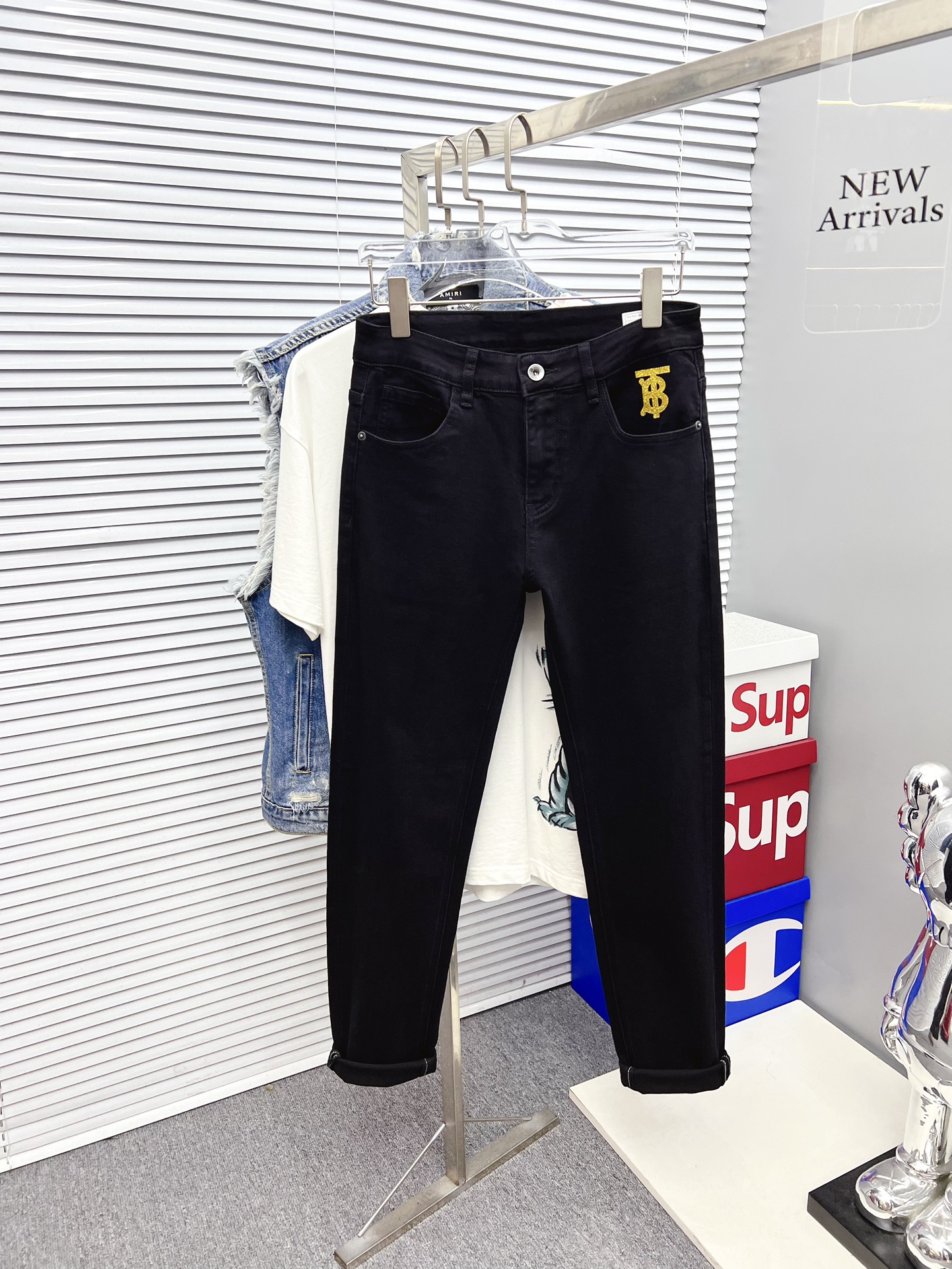 NO:527774,Burberry's new model is available in spot 2025. The original single hot jeans are super customized, original hardware, super heavy industry technology, excellent version, impeccable details!  The style is not picky, it is very high-end, and the good products are not waiting for everyone. Take a look at it and start quickly. Size 29-38, burberry, jeans, alexander wang19860909巴宝莉 新款上市现货2025新款现货上市,原单爆款牛仔裤超级定制款,原版五金,超级重工工艺,版型超赞细节做工无可挑剔！款式不挑人,特别高档,好货不等人,看中赶紧下手,尺码29-38,,burberry,jeans,alexander wang,Men's clothing