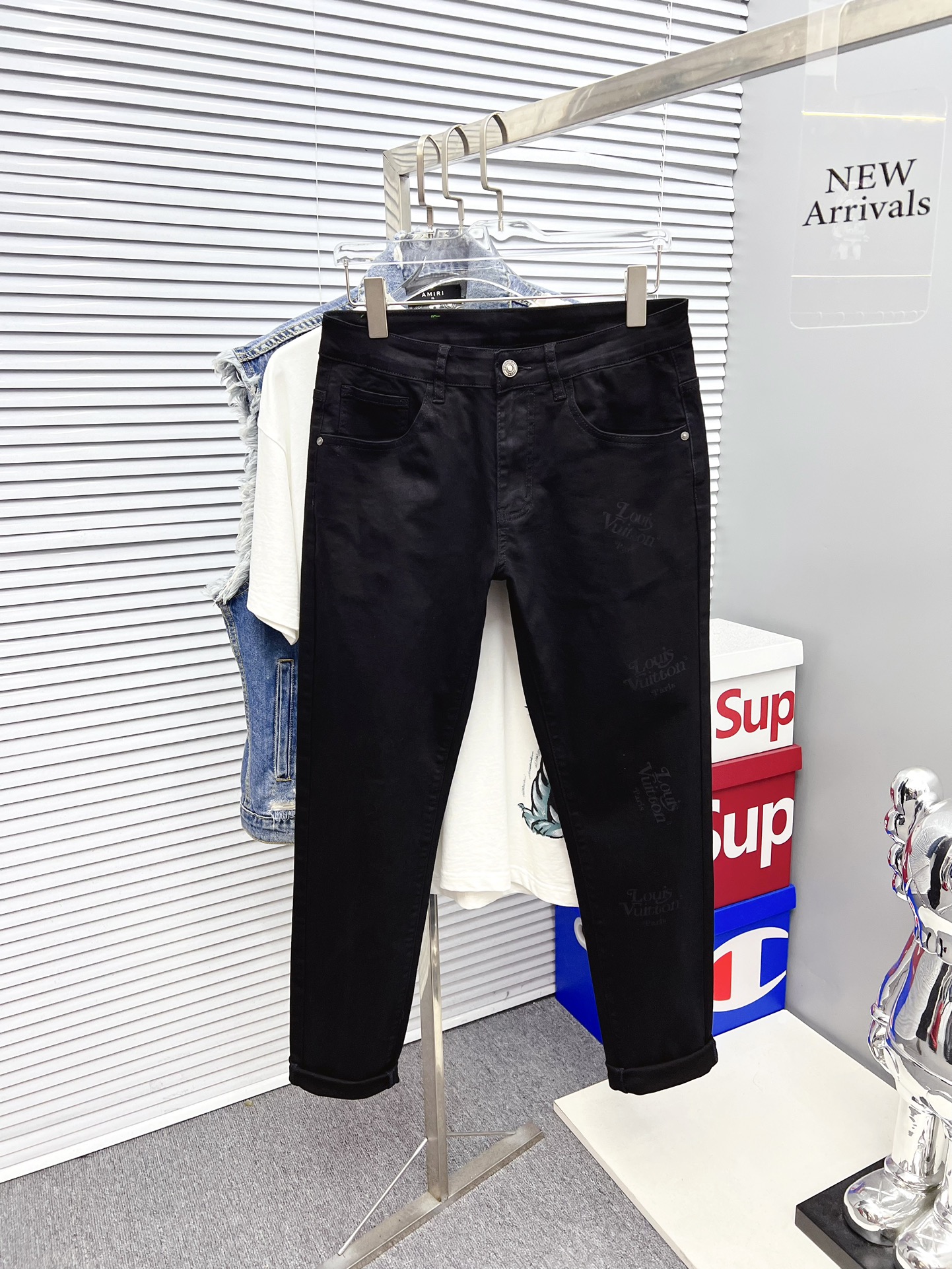 NO:527768,LV new model is available in stock in stock 2025 new model is available in stock, original single hot jeans super customized model, original hardware, super heavy industry technology, excellent version, impeccable details!  The style is not picky, it is very high-end, and the good products are not waiting for everyone. If you like it, hurry up and start, size 29-38,, louis vuitton, jeans, alexander wang19860909LV 新款上市现货2025新款现货上市,原单爆款牛仔裤超级定制款,原版五金,超级重工工艺,版型超赞细节做工无可挑剔！款式不挑人,特别高档,好货不等人,看中赶紧下手,尺码29-38,,louis vuitton,jeans,alexander wang,Men's clothing