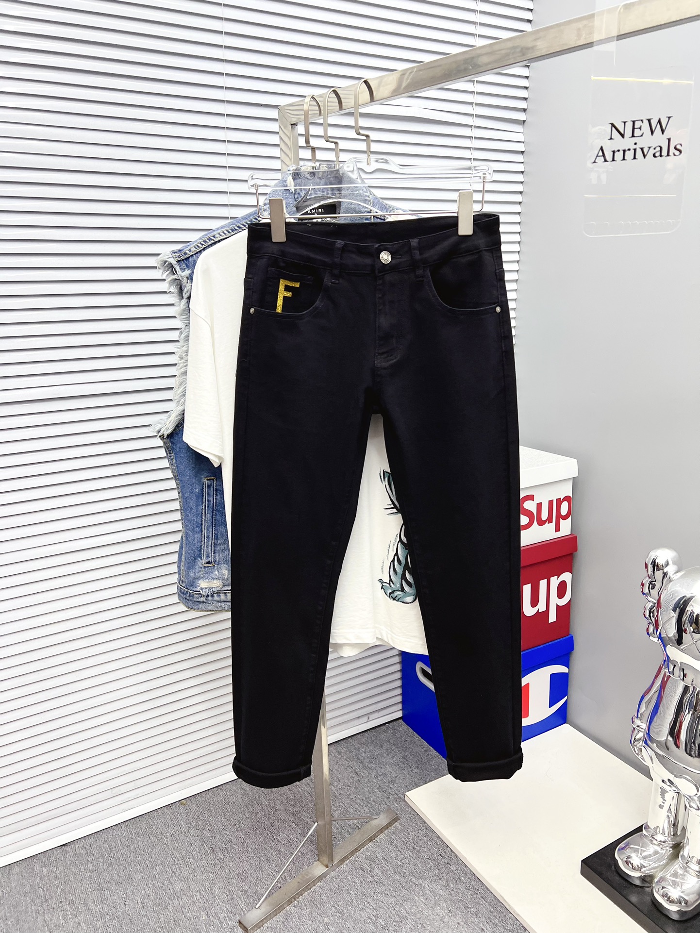 NO:527783,Fendi's new model is available in stock in stock in stock in stock in stock in stock, original single hot jeans super customized model, original hardware, super heavy industry technology, excellent version, impeccable details!  The style is not picky, it is very high-end, and the good products are not waiting for everyone. If you like it, hurry up and start, size 29-38, fendi, jeans, alexander wang19860909芬迪 新款上市现货2025新款现货上市,原单爆款牛仔裤超级定制款,原版五金,超级重工工艺,版型超赞细节做工无可挑剔！款式不挑人,特别高档,好货不等人,看中赶紧下手,尺码29-38,,fendi,jeans,alexander wang,Men's clothing