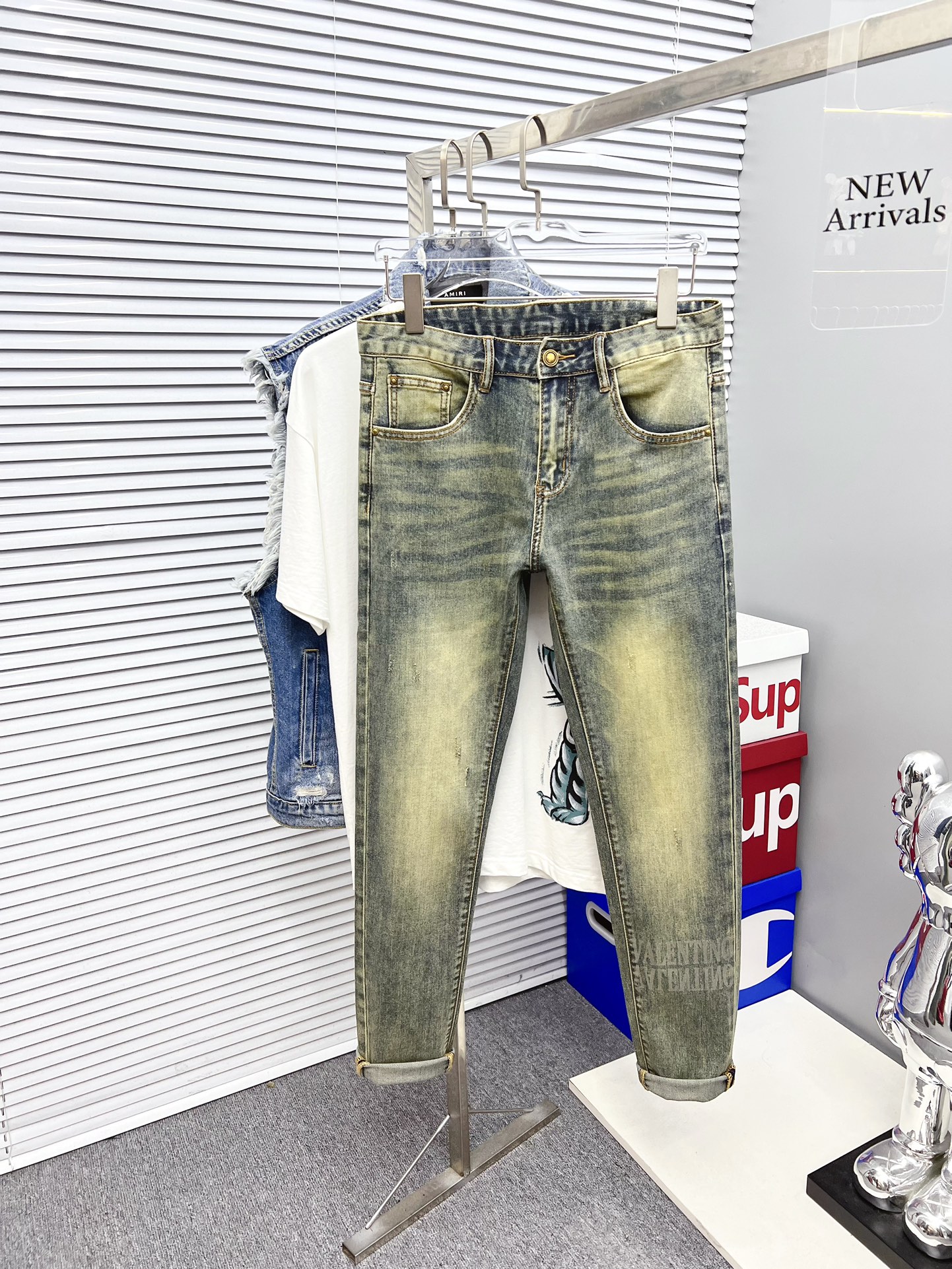 NO:527771,Valentino's new model is available in spot 2025. The original single hot jeans are available in super customization, original hardware, super heavy industry technology, excellent version, impeccable details!  The style is not picky, it is very high-end, and the good products are not waiting for everyone. Take a look at it and start quickly. Size 29-38, valentino, jeans, alexander wang19860909华伦天奴 新款上市现货2025新款现货上市,原单爆款牛仔裤超级定制款,原版五金,超级重工工艺,版型超赞细节做工无可挑剔！款式不挑人,特别高档,好货不等人,看中赶紧下手,尺码29-38,,valentino,jeans,alexander wang,Men's clothing