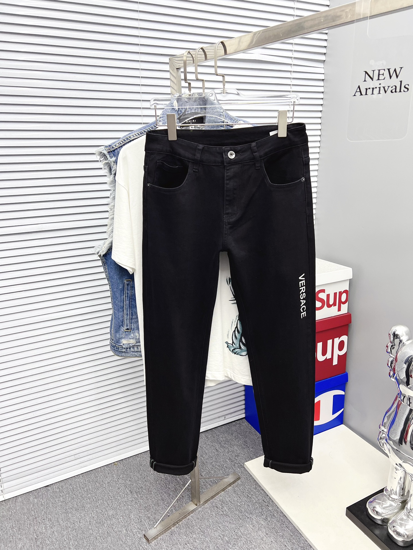 NO:527786,Versace's new model is available in spot 2025. The original single hot jeans are available in super customization, original hardware, super heavy industry technology, excellent version, impeccable details!  The style is not picky, it is very high-end, and the good products are not waiting for everyone. If you like it, hurry up and start, size 29-38, versace, jeans, alexander wang19860909范思哲 新款上市现货2025新款现货上市,原单爆款牛仔裤超级定制款,原版五金,超级重工工艺,版型超赞细节做工无可挑剔！款式不挑人,特别高档,好货不等人,看中赶紧下手,尺码29-38,,versace,jeans,alexander wang,Men's clothing