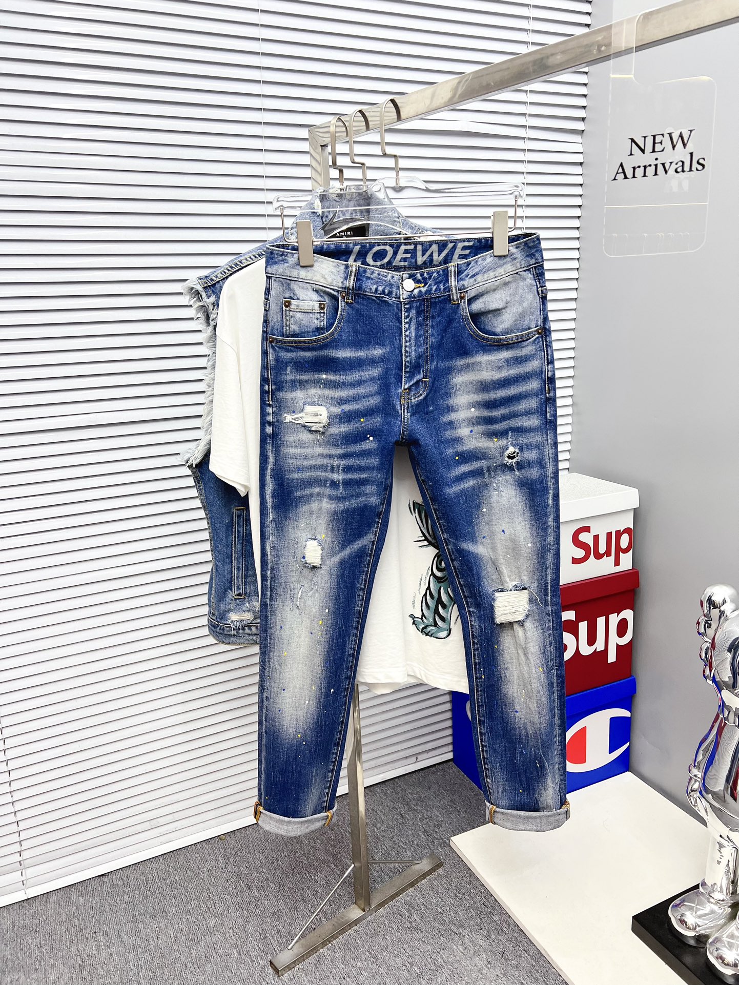 NO:527765,Luo Yiwei's new model is available in spot 2025. The original single hot jeans are available in super customization, original hardware, super heavy industry technology, excellent style, impeccable details!  The style is not picky, it is very high-end, and the good products are not waiting for everyone. If you like it, hurry up and start, size 29-38, loewe, jeans, alexander wang19860909罗意威 新款上市现货2025新款现货上市,原单爆款牛仔裤超级定制款,原版五金,超级重工工艺,版型超赞细节做工无可挑剔！款式不挑人,特别高档,好货不等人,看中赶紧下手,尺码29-38,,loewe,jeans,alexander wang,Men's clothing