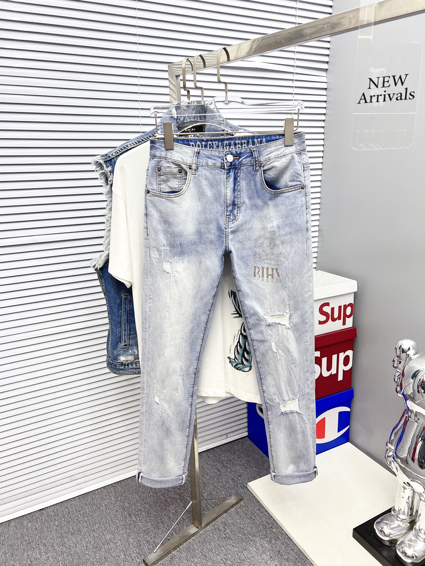 NO:527762,D&G new model is available in spot 2025 new model is available in spot, original single hot jeans super custom style, original hardware, super heavy industry technology, excellent version, impeccable details!  The style is not picky, it is very high-end, and the good products are not waiting for everyone. Take a look at it and start quickly. Size 29-38, Dolce & Gabbana, jeans, alexander wang19860909D&G 新款上市现货2025新款现货上市,原单爆款牛仔裤超级定制款,原版五金,超级重工工艺,版型超赞细节做工无可挑剔！款式不挑人,特别高档,好货不等人,看中赶紧下手,尺码29-38,,Dolce&Gabbana,jeans,alexander wang,Men's clothing