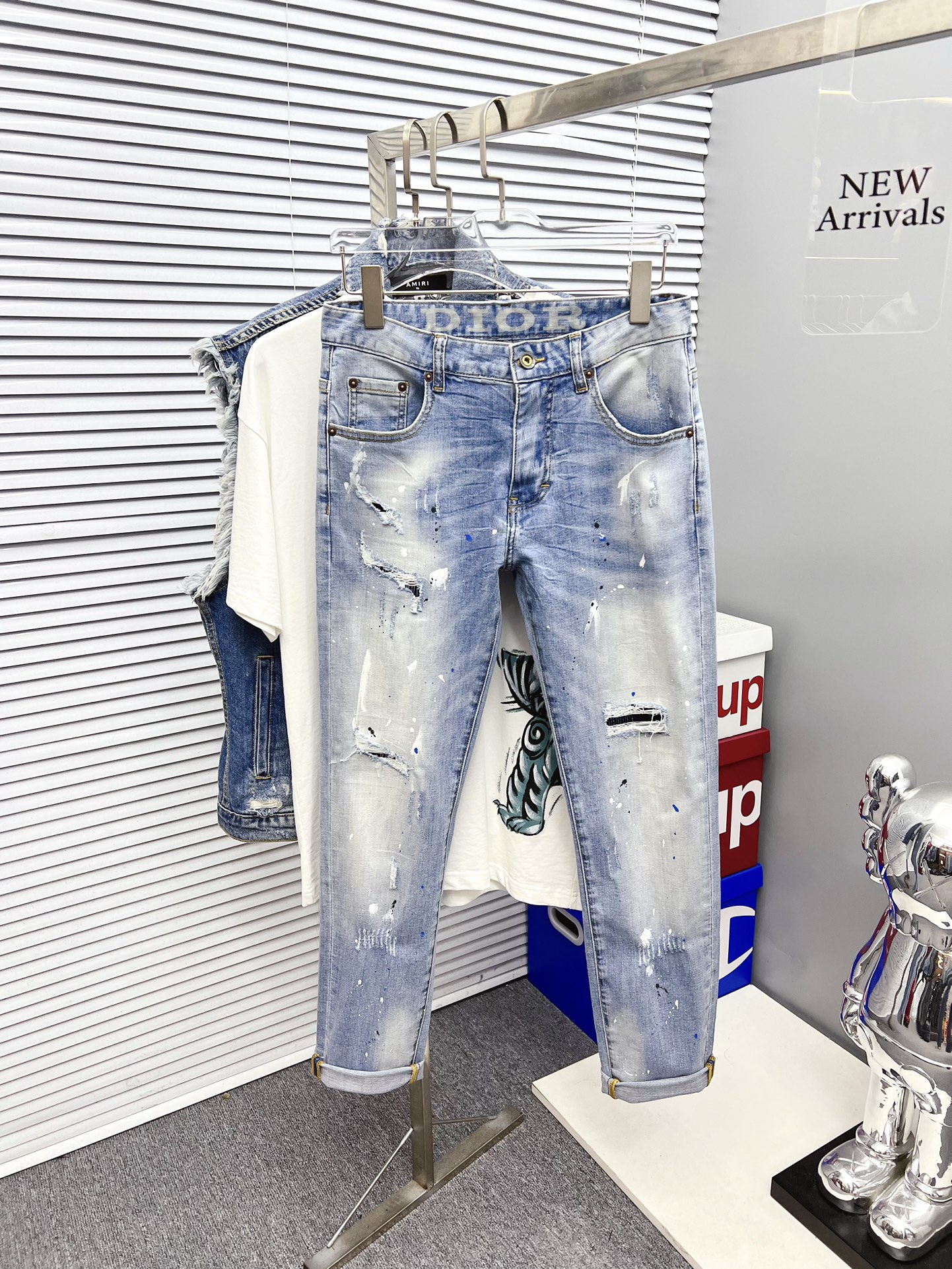 NO:527788,Dior's new model is available in spot 2025. The original single hot jeans are super customized, original hardware, super heavy industry technology, excellent version, impeccable details!  The style is not picky, it is very high-end, and the good products are not waiting for everyone. Take a look at it and start quickly. Size 29-38, dior, jeans, alexander wang19860909迪奥 新款上市现货2025新款现货上市,原单爆款牛仔裤超级定制款,原版五金,超级重工工艺,版型超赞细节做工无可挑剔！款式不挑人,特别高档,好货不等人,看中赶紧下手,尺码29-38,,dior,jeans,alexander wang,Men's clothing