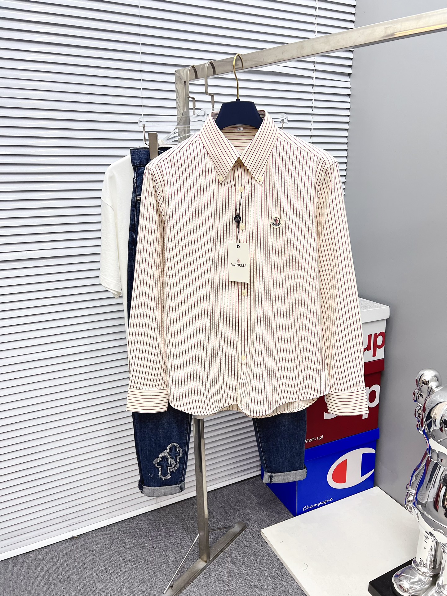 NO:523402,'The Mask' is the original single product. The hot product is coming. The new long-sleeved shirt, shirt, exquisite embroidered logo, high-end version, customized counter fabric, high breathability and comfort, finely crafted, impeccable details, brand element design concept, reflecting high quality. The feel is delicate and soft!  It is casually cut, with a great upper body style!  Code number M-3XL, Moncler, Shirts, alexander wang19860909《蒙口》 原单货.爆款来袭 2025ss官网新款长袖 衬衫 衬衣,精美刺绣Logo 高端版本,专柜定制面料 透气舒适度高,精工制作,细节处理完美无可挑剔,品牌元素设计理念,体现高品质.手感细腻柔软！呈现休闲裁剪,上身版型超赞！码数M-3XL,,Moncler,shirts,alexander wang,Men's clothing