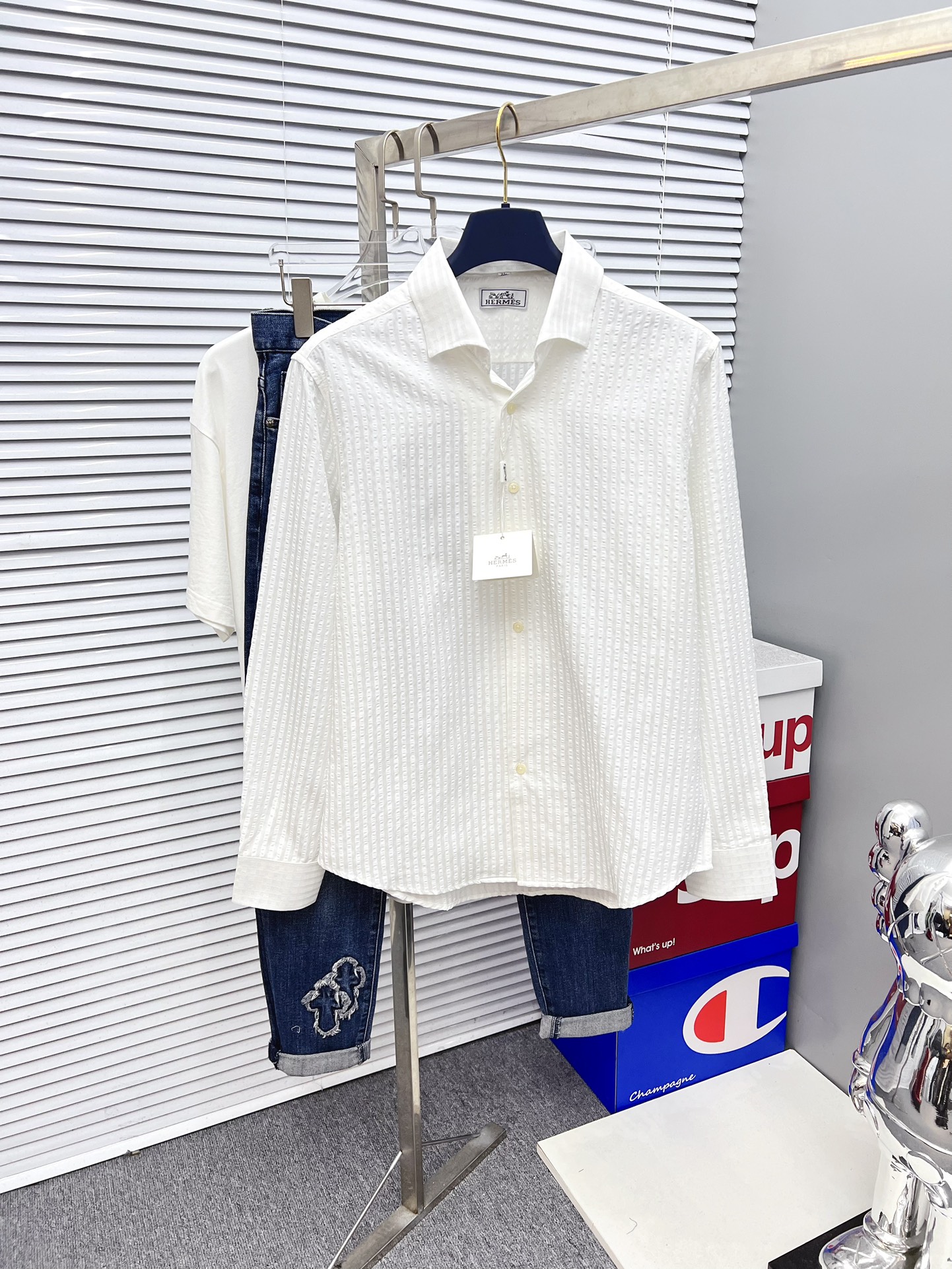 NO:523403,'Hermes' original single product. Hot products are coming. 2025ss official website new long-sleeved shirts, shirts, exquisite embroidered logos, high-end version, customized counter fabrics, breathable and comfortable, exquisitely crafted, impeccable details, brand elements design concept, reflect high quality. The feel is delicate and soft!  It is casually cut, with a great upper body style!  Code number M-3XL, hermes,shirts,alexander wang19860909《爱马仕》 原单货.爆款来袭 2025ss官网新款长袖 衬衫 衬衣,精美刺绣Logo 高端版本,专柜定制面料 透气舒适度高,精工制作,细节处理完美无可挑剔,品牌元素设计理念,体现高品质.手感细腻柔软！呈现休闲裁剪,上身版型超赞！码数M-3XL,,hermes,shirts,alexander wang,Men's clothing