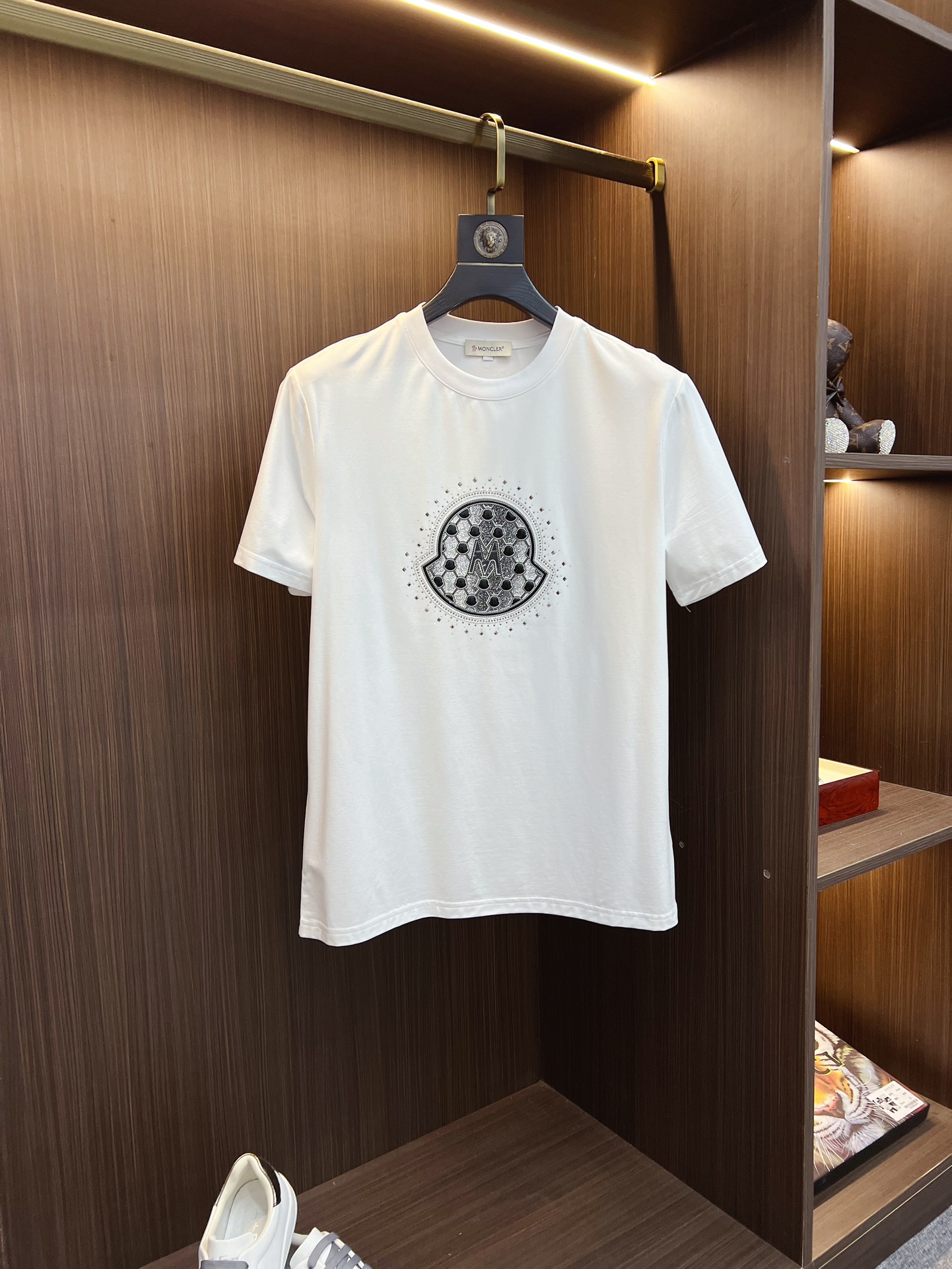 NO:128164,The latest round neck fashionable short-sleeved T-shirt in 2025SS spring and summer, synchronized on the official website, and a private cotton fabric in the counter!  Comfortable skin, durable and easy to wear, classic simple logo design, original factory craftsmanship, must-have items for handsome men. Number of numbers M-4XL, Moncler, T-shirt,tees, t-shirt,alexander wang19860909蒙口 2025SS春夏最新款圆领时尚短袖T恤,官网同步,专柜纯棉面料！贴肤舒适,耐看又好穿,经典简约logo设计,原厂工艺一丝不苟,型男必备单品 码数M-4XL,,Moncler,T-shirt,tees，t-shirt,alexander wang,Men's clothing