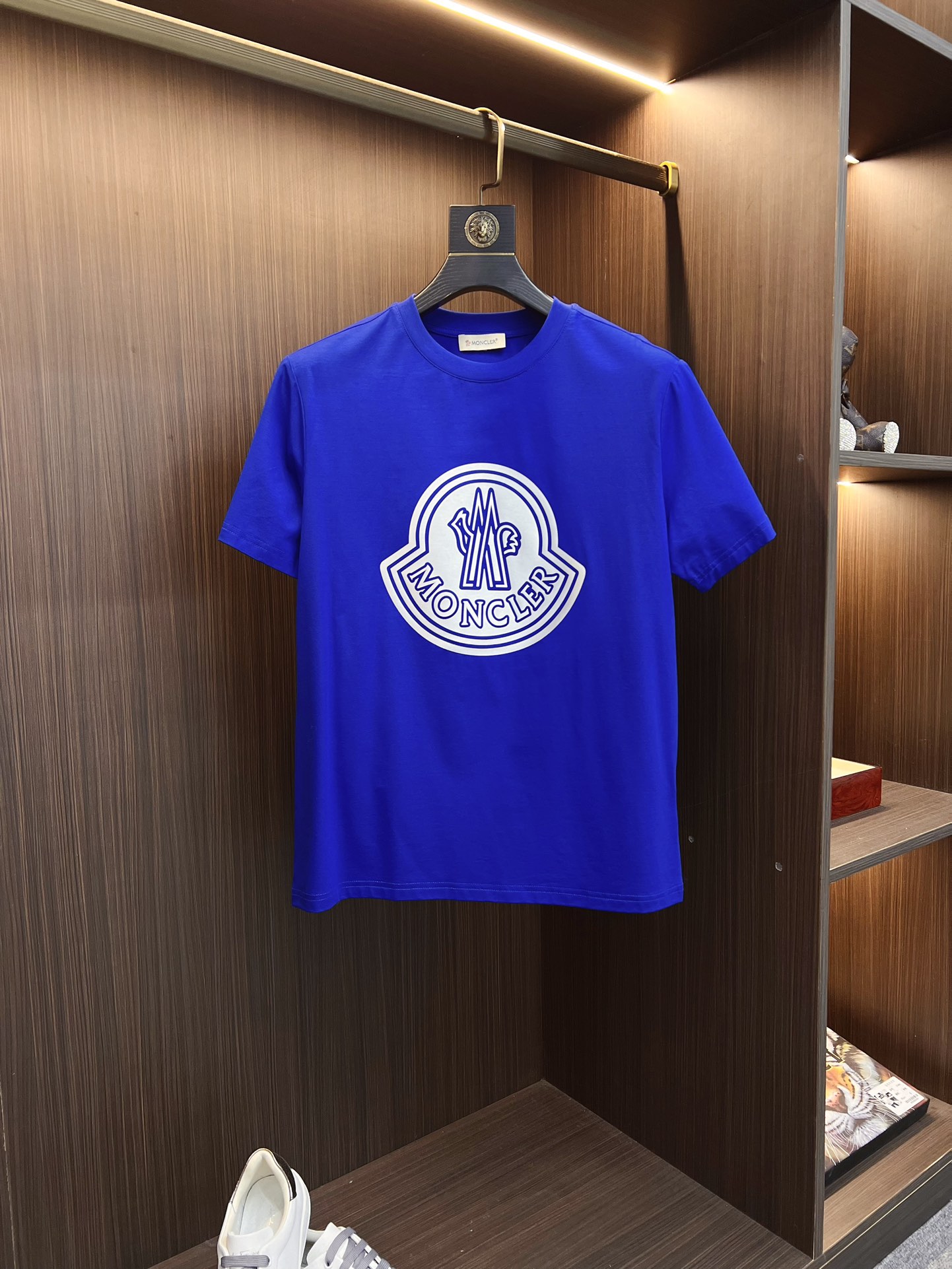 NO:128173,The latest round neck fashionable short-sleeved T-shirt in 2025SS spring and summer, synchronized on the official website, and a private cotton fabric in the counter!  Comfortable skin, durable and easy to wear, classic simple logo design, original factory craftsmanship, must-have items for handsome men. Number of numbers M-4XL, Moncler, T-shirt,tees, t-shirt,alexander wang19860909蒙口 2025SS春夏最新款圆领时尚短袖T恤,官网同步,专柜纯棉面料！贴肤舒适,耐看又好穿,经典简约logo设计,原厂工艺一丝不苟,型男必备单品 码数M-4XL,,Moncler,T-shirt,tees，t-shirt,alexander wang,Men's clothing