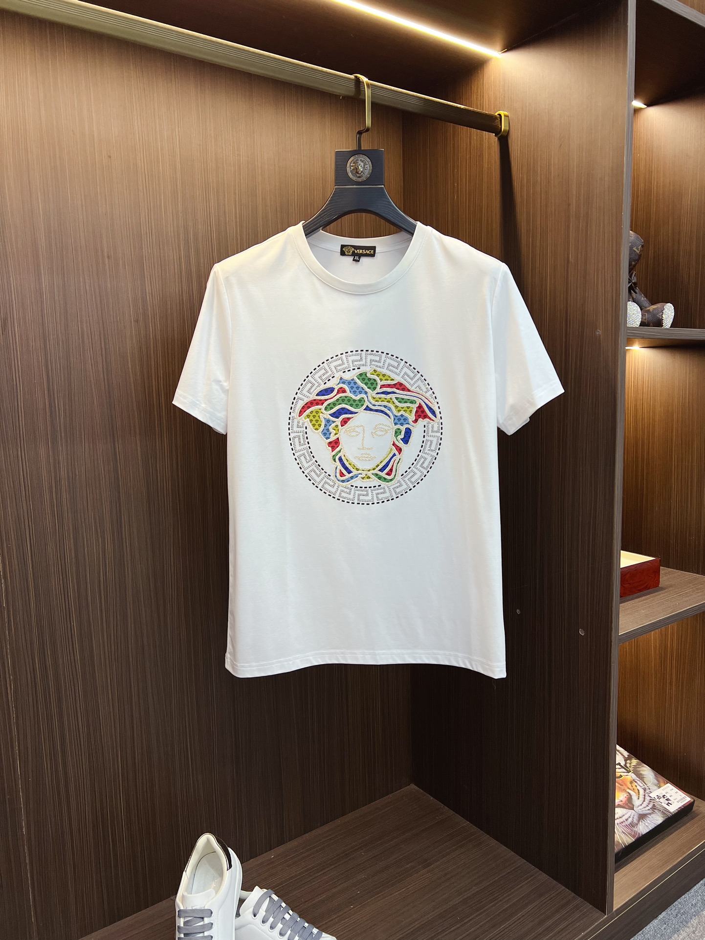 NO:128167,Versace 2025SS spring and summer latest round neck fashionable short-sleeved T-shirt, synchronized on the official website, and private cotton fabric for the counter!  Comfortable skin, durable and easy to wear, classic simple logo design, original factory craftsmanship, must-have items for handsome men. Number of numbers M-4XL, versace, T-shirt,tees, t-shirt,alexander wang19860909范思哲 2025SS春夏最新款圆领时尚短袖T恤,官网同步,专柜纯棉面料！贴肤舒适,耐看又好穿,经典简约logo设计,原厂工艺一丝不苟,型男必备单品 码数M-4XL,,versace,T-shirt,tees，t-shirt,alexander wang,Men's clothing