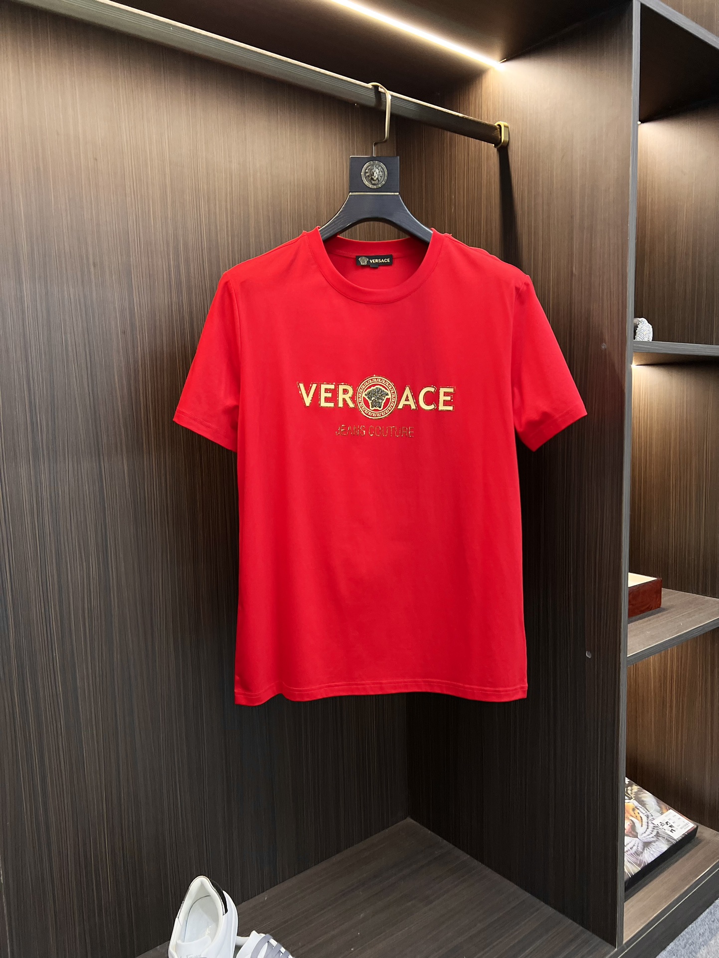 NO:128176,Versace 2025SS spring and summer latest round neck fashionable short-sleeved T-shirt, synchronized on the official website, and private cotton fabric for the counter!  Comfortable skin, durable and easy to wear, classic simple logo design, original factory craftsmanship, must-have items for handsome men. Number of numbers M-4XL, versace, T-shirt,tees, t-shirt,alexander wang19860909范思哲 2025SS春夏最新款圆领时尚短袖T恤,官网同步,专柜纯棉面料！贴肤舒适,耐看又好穿,经典简约logo设计,原厂工艺一丝不苟,型男必备单品 码数M-4XL,,versace,T-shirt,tees，t-shirt,alexander wang,Men's clothing