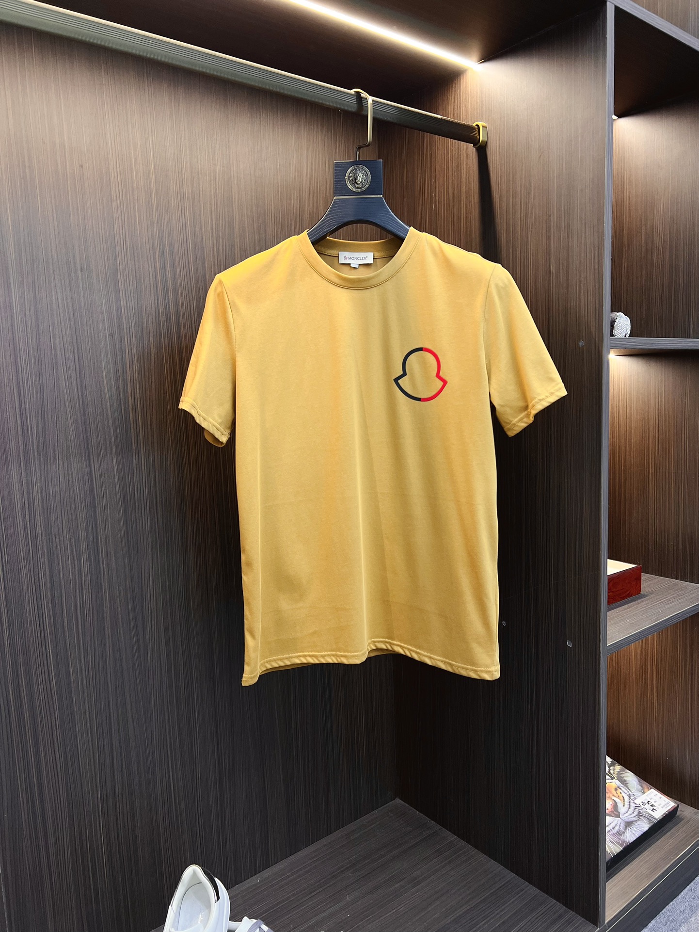 NO:128179,The latest round neck fashionable short-sleeved T-shirt in 2025SS spring and summer, synchronized on the official website, and a private cotton fabric in the counter!  Comfortable skin, durable and easy to wear, classic simple logo design, original factory craftsmanship, must-have items for handsome men. Number of numbers M-4XL, Moncler, T-shirt,tees, t-shirt,alexander wang19860909蒙口 2025SS春夏最新款圆领时尚短袖T恤,官网同步,专柜纯棉面料！贴肤舒适,耐看又好穿,经典简约logo设计,原厂工艺一丝不苟,型男必备单品 码数M-4XL,,Moncler,T-shirt,tees，t-shirt,alexander wang,Men's clothing