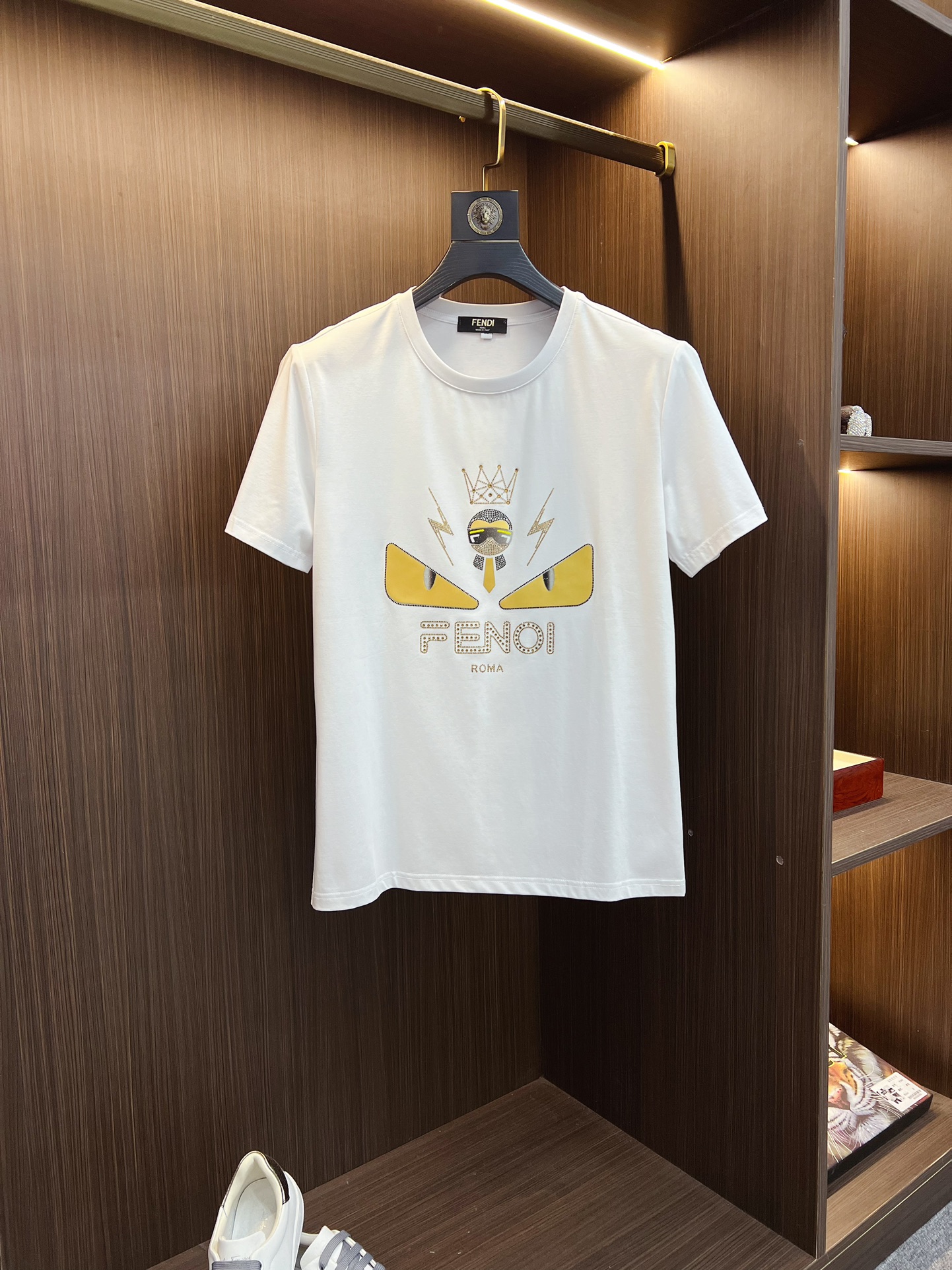 NO:128170,Fendi 2025SS spring and summer latest round neck fashionable short-sleeved T-shirt, synchronized on the official website, and private cotton fabric for the counter!  Comfortable skin, durable and easy to wear, classic simple logo design, original factory craftsmanship, must-have items for handsome men. Number of numbers M-4XL, fendi, T-shirt, tees, t-shirt, alexander wang19860909芬迪 2025SS春夏最新款圆领时尚短袖T恤,官网同步,专柜纯棉面料！贴肤舒适,耐看又好穿,经典简约logo设计,原厂工艺一丝不苟,型男必备单品 码数M-4XL,,fendi,T-shirt,tees，t-shirt,alexander wang,Men's clothing