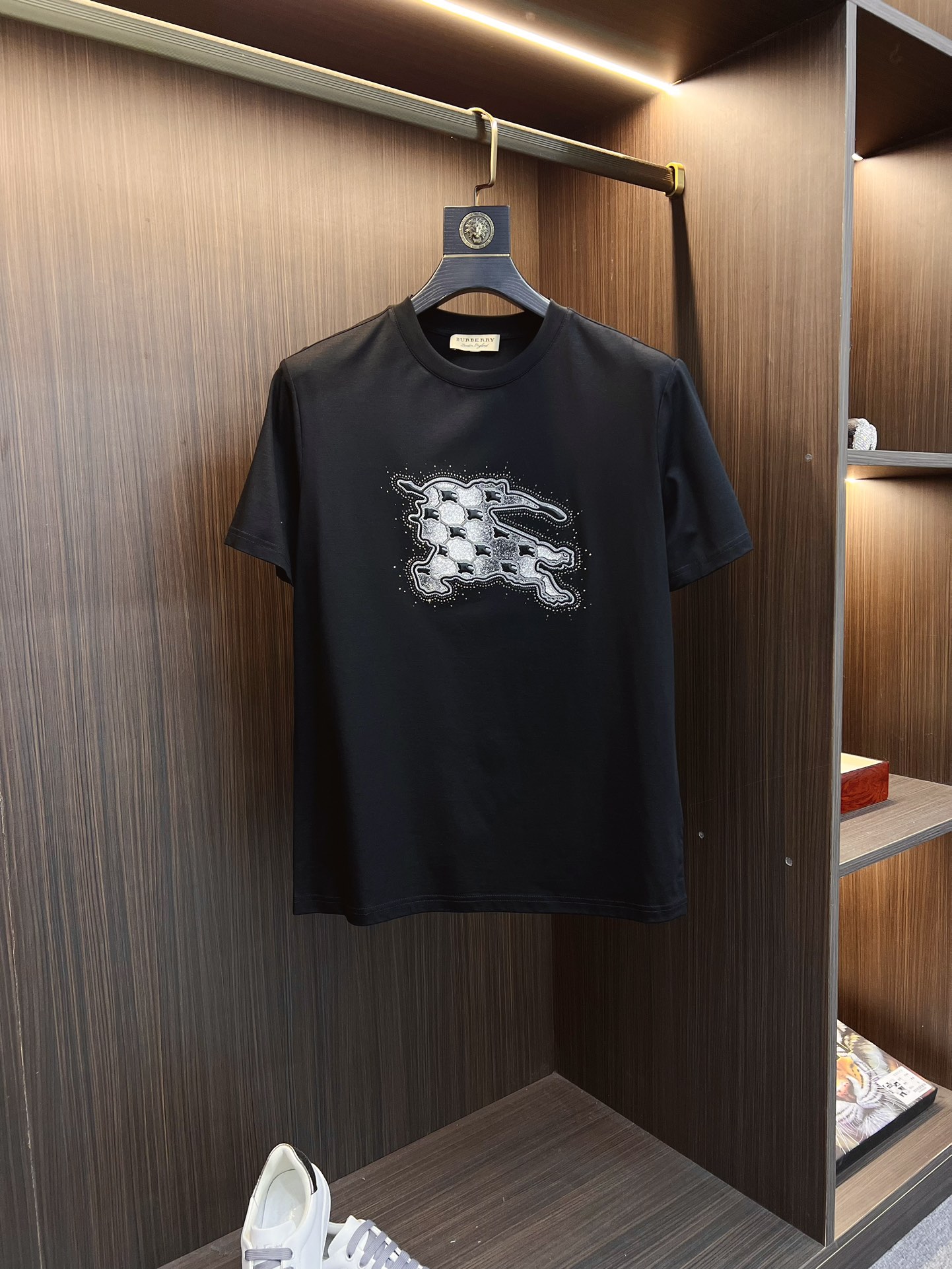 NO:128182,Burberry 2025SS spring and summer latest round neck fashionable short-sleeved T-shirt, synchronized on the official website, and private cotton fabric for the counter!  Comfortable skin, durable and easy to wear, classic simple logo design, original factory craftsmanship, must-have items for handsome men. Number of codes M-4XL, burberry, burberry, T-shirt, tees, t-shirt, alexander wang19860909Burberry 巴宝莉 2025SS春夏最新款圆领时尚短袖T恤,官网同步,专柜纯棉面料！贴肤舒适,耐看又好穿,经典简约logo设计,原厂工艺一丝不苟,型男必备单品 码数M-4XL,,burberry,burberry,T-shirt,tees，t-shirt,alexander wang,Men's clothing