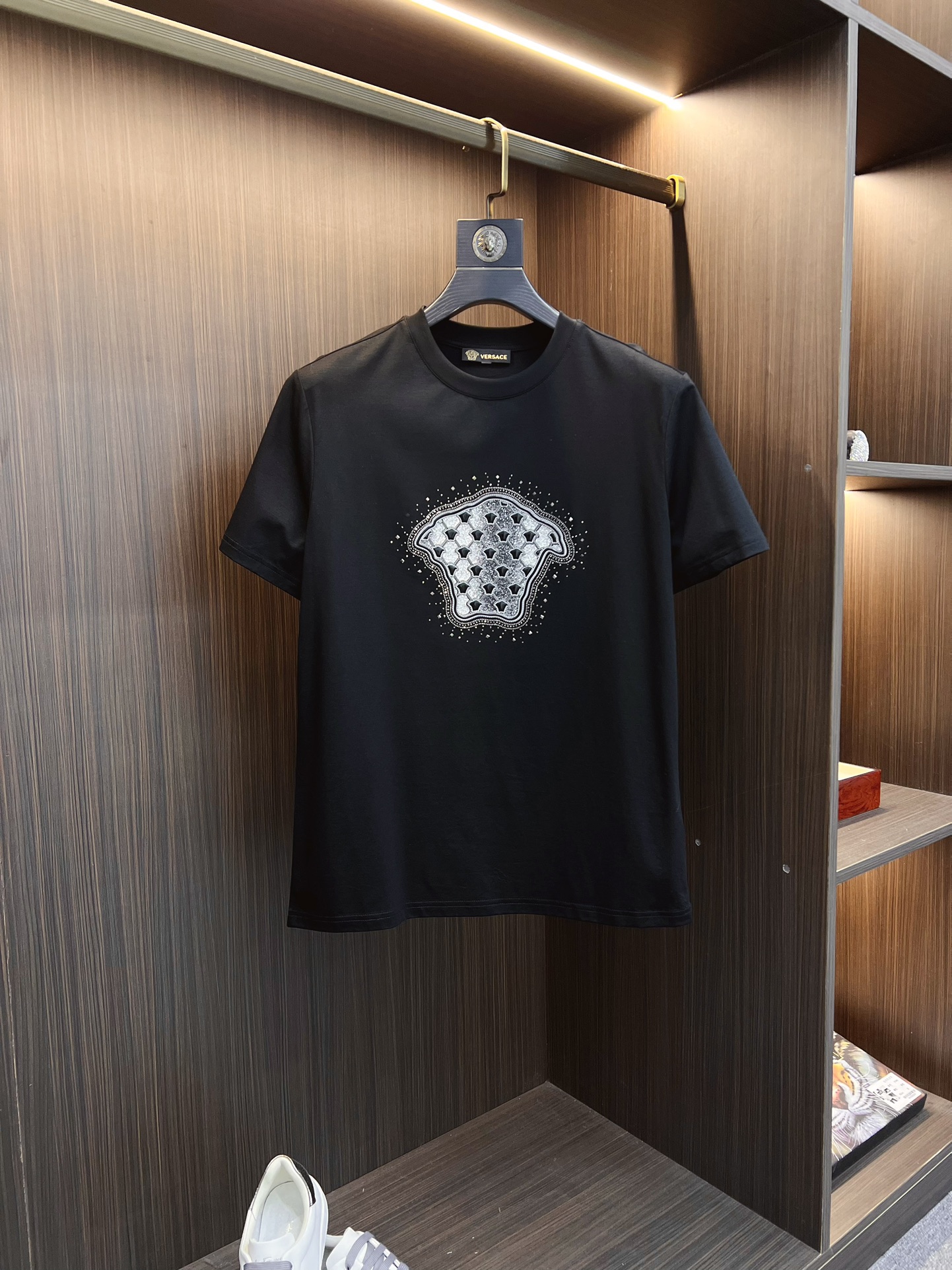 NO:128185,Versace 2025SS spring and summer latest round neck fashionable short-sleeved T-shirt, synchronized on the official website, and private cotton fabric for the counter!  Comfortable skin, durable and easy to wear, classic simple logo design, original factory craftsmanship, must-have items for handsome men. Number of numbers M-4XL, versace, T-shirt,tees, t-shirt,alexander wang19860909范思哲 2025SS春夏最新款圆领时尚短袖T恤,官网同步,专柜纯棉面料！贴肤舒适,耐看又好穿,经典简约logo设计,原厂工艺一丝不苟,型男必备单品 码数M-4XL,,versace,T-shirt,tees，t-shirt,alexander wang,Men's clothing