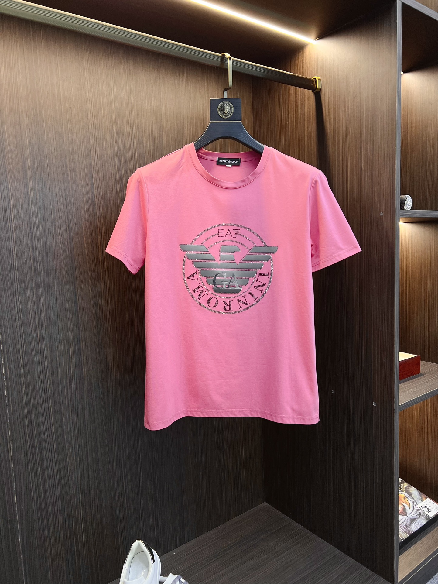 NO:128188,Armani 2025SS spring and summer latest round neck fashionable short-sleeved T-shirt, synchronized on the official website, and private cotton fabric for the counter!  Comfortable skin, durable and easy to wear, classic simple logo design, original factory craftsmanship, must-have items for handsome men. Number of numbers M-4XL, armani, armani, T-shirt, tees, t-shirt, alexander wang19860909Armani 阿玛尼 2025SS春夏最新款圆领时尚短袖T恤,官网同步,专柜纯棉面料！贴肤舒适,耐看又好穿,经典简约logo设计,原厂工艺一丝不苟,型男必备单品 码数M-4XL,,armani,armani,T-shirt,tees，t-shirt,alexander wang,Men's clothing