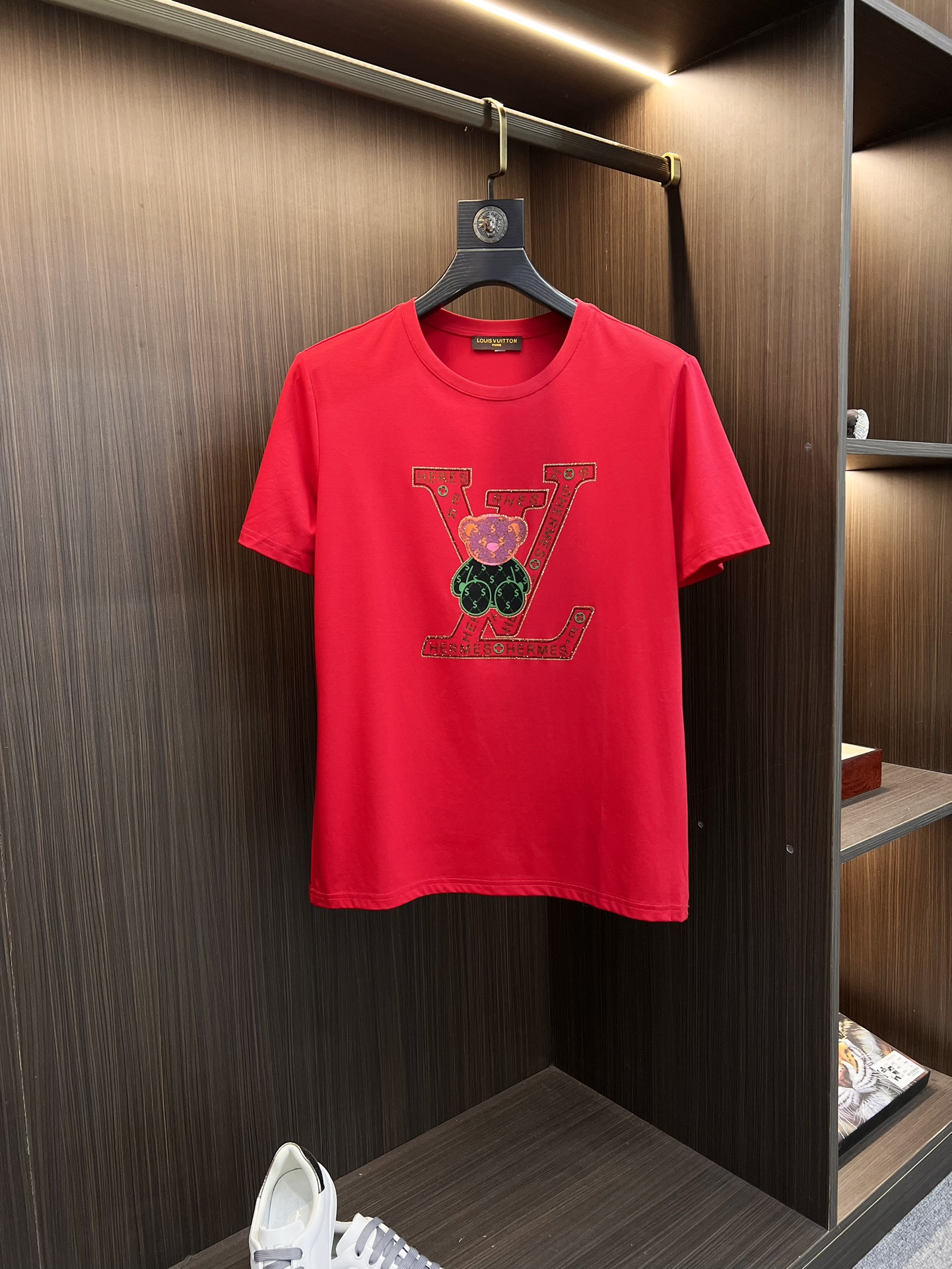 NO:128187,LV 2025SS spring and summer latest round neck fashionable short-sleeved T-shirt, synchronized on the official website, and private cotton fabric for the counter!  Comfortable skin, durable and easy to wear, classic simple logo design, original factory craftsmanship, must-have items for handsome men. Number of numbers M-4XL, louis vuitton, T-shirt,tees, t-shirt,alexander wang19860909LV 2025SS春夏最新款圆领时尚短袖T恤,官网同步,专柜纯棉面料！贴肤舒适,耐看又好穿,经典简约logo设计,原厂工艺一丝不苟,型男必备单品 码数M-4XL,,louis vuitton,T-shirt,tees，t-shirt,alexander wang,Men's clothing