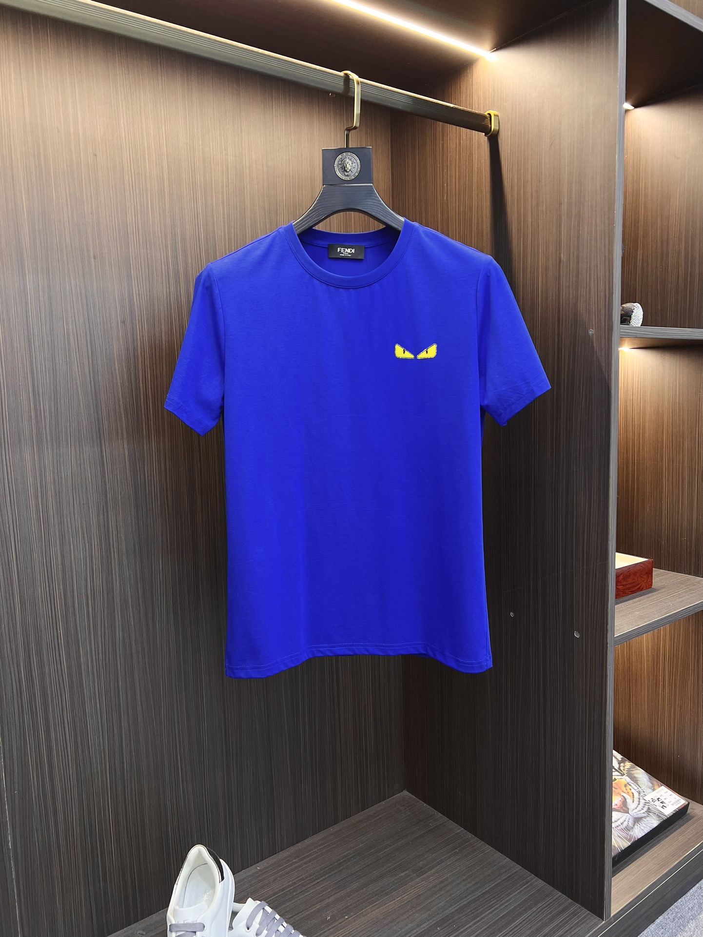 NO:128190,Fendi 2025SS spring and summer latest round neck fashionable short-sleeved T-shirt, synchronized on the official website, and private cotton fabric for the counter!  Comfortable skin, durable and easy to wear, classic simple logo design, original factory craftsmanship, must-have items for handsome men. Number of numbers M-4XL, fendi, T-shirt, tees, t-shirt, alexander wang19860909芬迪 2025SS春夏最新款圆领时尚短袖T恤,官网同步,专柜纯棉面料！贴肤舒适,耐看又好穿,经典简约logo设计,原厂工艺一丝不苟,型男必备单品 码数M-4XL,,fendi,T-shirt,tees，t-shirt,alexander wang,Men's clothing