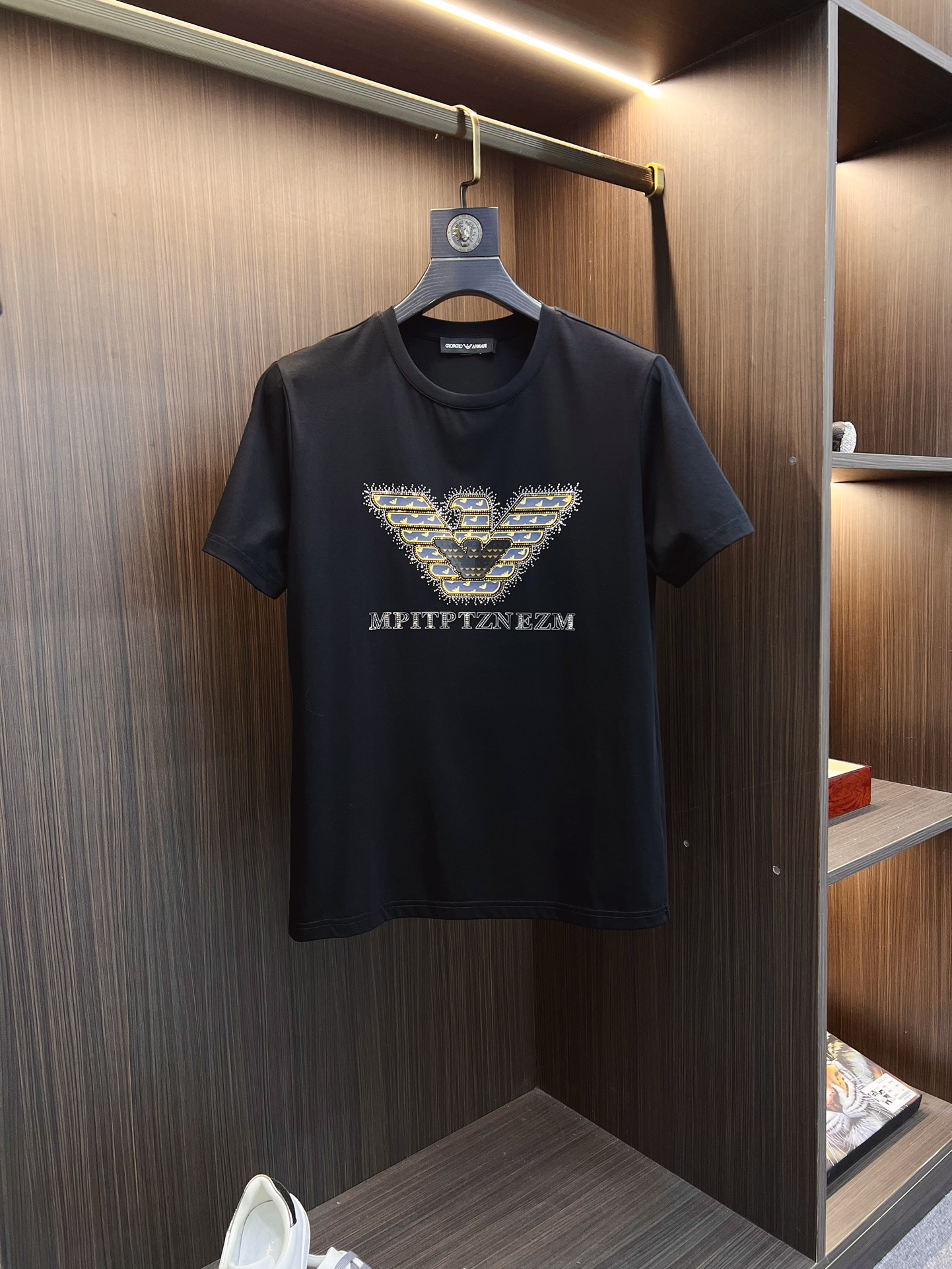 NO:128192,Armani 2025SS spring and summer latest round neck fashionable short-sleeved T-shirt, synchronized on the official website, and private cotton fabric for the counter!  Comfortable skin, durable and easy to wear, classic simple logo design, original factory craftsmanship, must-have items for handsome men. Number of numbers M-4XL, armani, armani, T-shirt, tees, t-shirt, alexander wang19860909Armani 阿玛尼 2025SS春夏最新款圆领时尚短袖T恤,官网同步,专柜纯棉面料！贴肤舒适,耐看又好穿,经典简约logo设计,原厂工艺一丝不苟,型男必备单品 码数M-4XL,,armani,armani,T-shirt,tees，t-shirt,alexander wang,Men's clothing