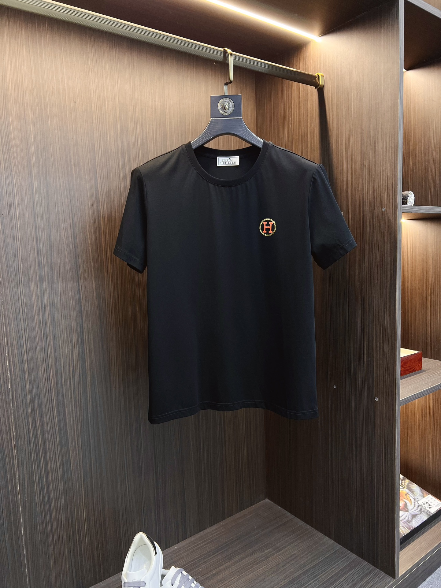 NO:128196,Hermes 2025SS spring and summer latest round neck fashionable short-sleeved T-shirt, synchronized on the official website, and a counter pure cotton fabric!  Comfortable skin, durable and easy to wear, classic simple logo design, original factory craftsmanship, must-have items for handsome men. Number of numbers M-4XL, hermes, T-shirt,tees, t-shirt,alexander wang19860909爱马仕 2025SS春夏最新款圆领时尚短袖T恤,官网同步,专柜纯棉面料！贴肤舒适,耐看又好穿,经典简约logo设计,原厂工艺一丝不苟,型男必备单品 码数M-4XL,,hermes,T-shirt,tees，t-shirt,alexander wang,Men's clothing