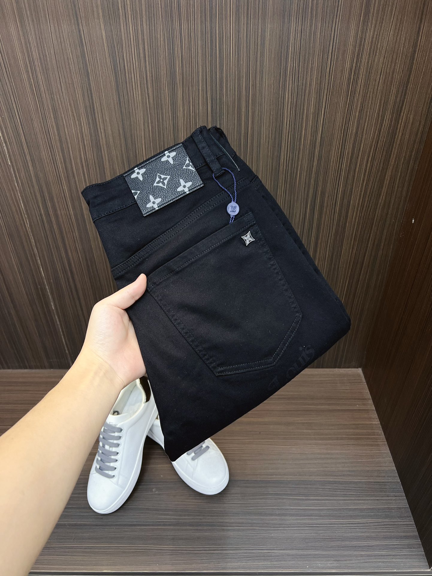 NO:519817,LV 2025ss summer new style original single high-end hot denim shorts super custom style original hardware super heavy industry craftsmanship excellent style, impeccable details!  The style is not picky, it is very high-end, and the good products are not waiting for everyone. Take a look at it and start quickly. Size 29-38 (not 35, 37), louis vuitton, shorts, alexander wang19860909LV 2025ss夏季新款原单高档爆款牛仔短裤 超级定制款 原版五金 超级重工工艺 版型超赞,细节做工无可挑剔！款式不挑人,特别高档,好货不等人,看中赶紧下手,尺码29-38（没35、37）,,louis vuitton,shorts,alexander wang,Men's clothing