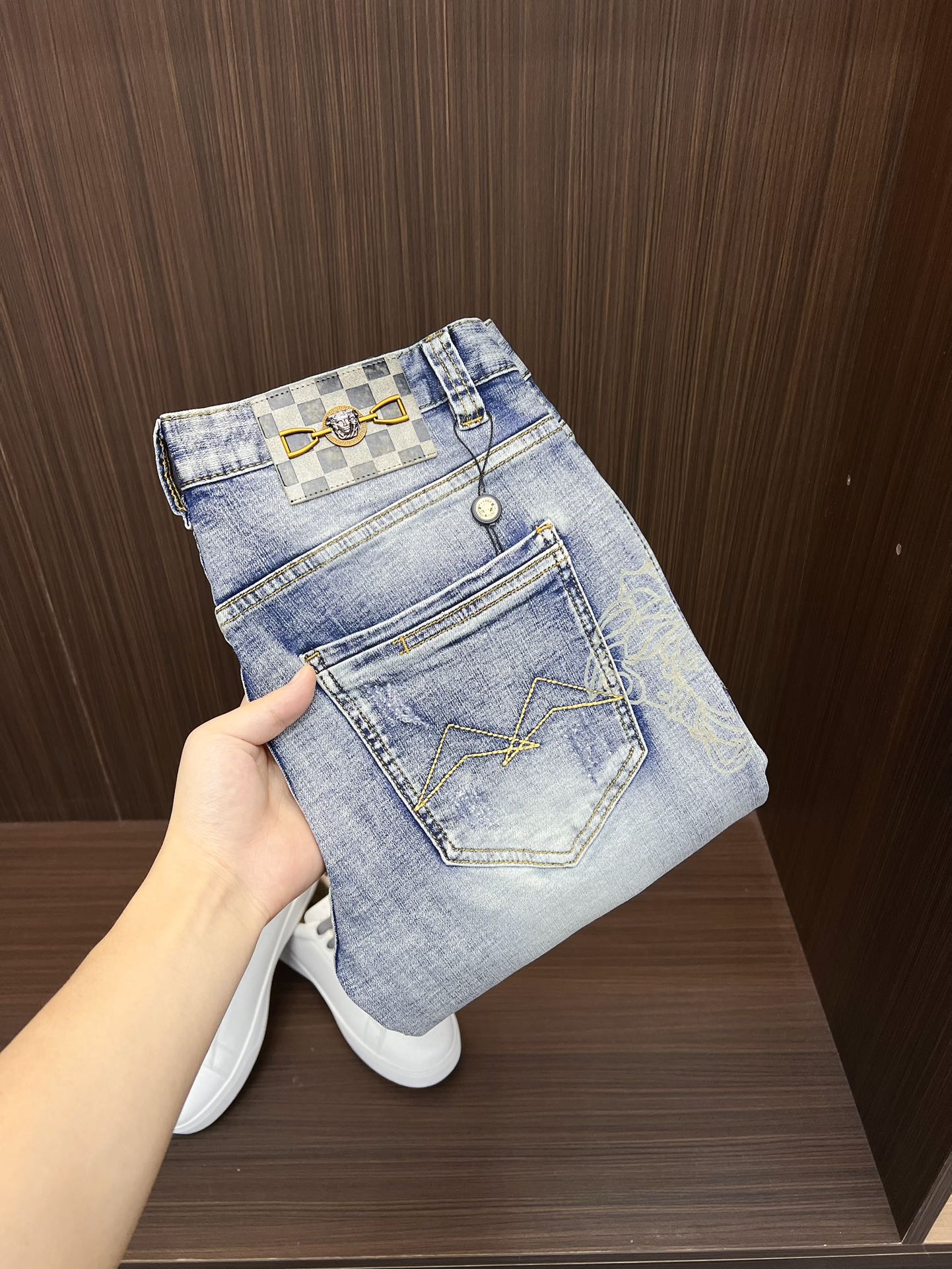 NO:519810,Versace 2025ss summer new style original single high-end hot denim shorts super custom style original hardware super heavy industry craftsmanship excellent style, impeccable details!  The style is not picky, it is very high-end, and the good products are not waiting for everyone. Take a look at it and start quickly. Size 29-38 (not 35, 37), versace, shorts, alexander wang19860909范思哲 2025ss夏季新款原单高档爆款牛仔短裤 超级定制款 原版五金 超级重工工艺 版型超赞,细节做工无可挑剔！款式不挑人,特别高档,好货不等人,看中赶紧下手,尺码29-38（没35、37）,,versace,shorts,alexander wang,Men's clothing