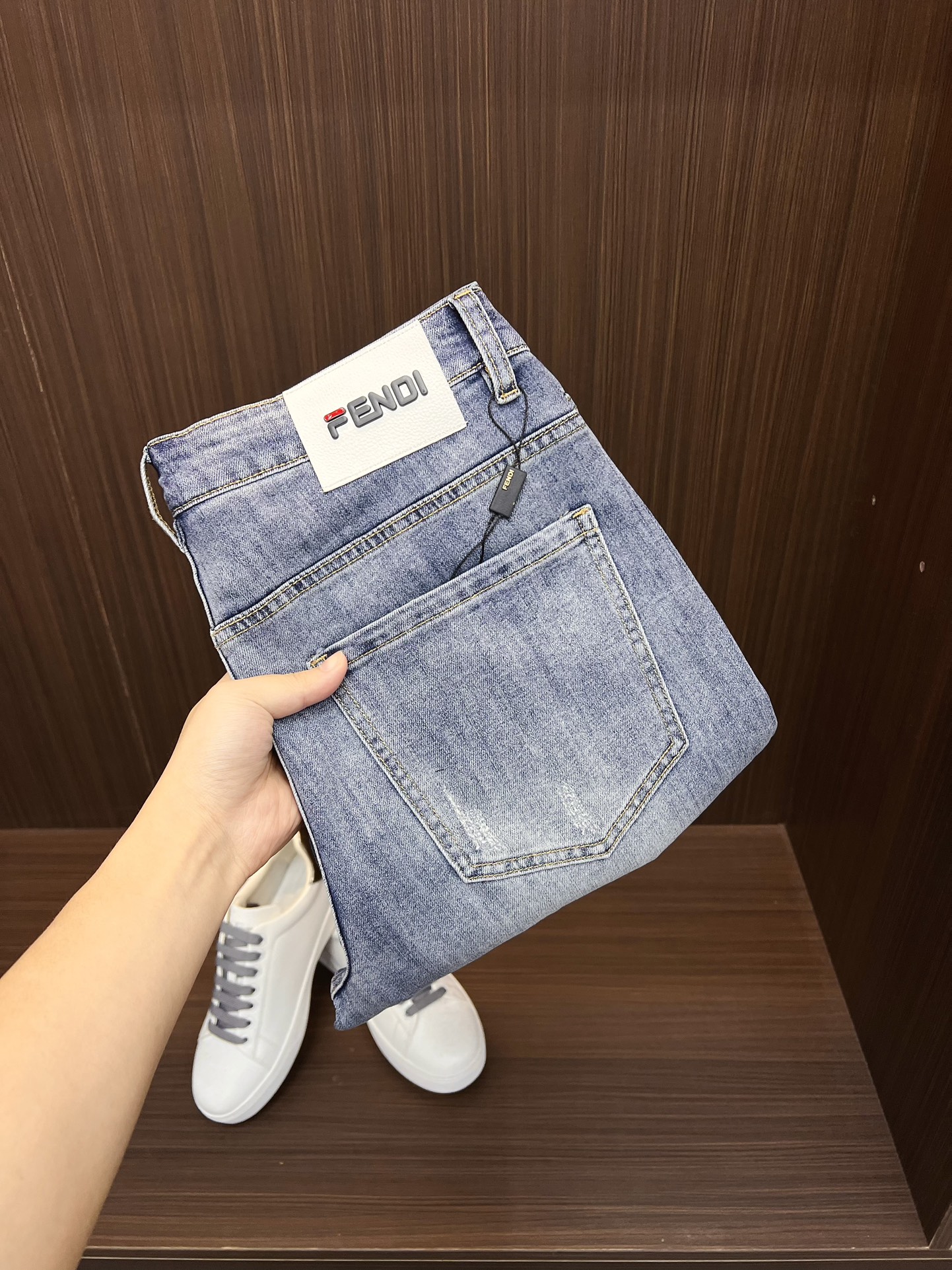 NO:519813,Fendi 2025ss summer new style original single high-end hot denim shorts super custom style original hardware super heavy industry craftsmanship excellent style, impeccable details!  The style is not picky, it is very high-end, and the good products are not waiting for everyone. Take a look at it and start quickly. Size 29-38 (not 35, 37), fendi, shorts, alexander wang19860909芬迪 2025ss夏季新款原单高档爆款牛仔短裤 超级定制款 原版五金 超级重工工艺 版型超赞,细节做工无可挑剔！款式不挑人,特别高档,好货不等人,看中赶紧下手,尺码29-38（没35、37）,,fendi,shorts,alexander wang,Men's clothing
