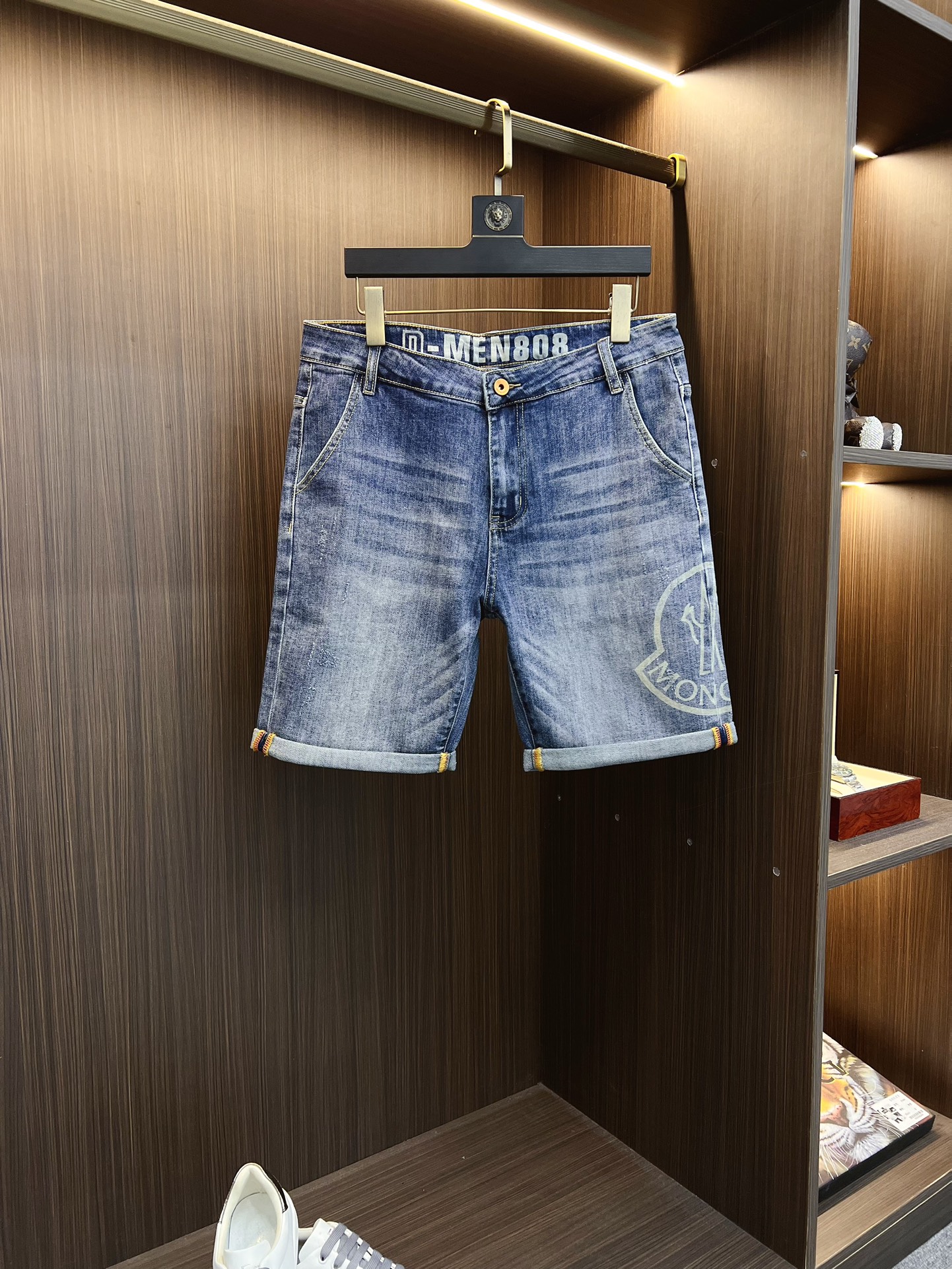 NO:519816,The new summer style of 2025ss original single high-end hot denim shorts super customized model original hardware super heavy industry craftsmanship excellent style, impeccable details!  The style is not picky, it is very high-end, and the good products are not waiting for everyone. Take a look at it and start quickly. Size 29-38 (not 35, 37), Moncler, shorts, alexander wang19860909蒙口 2025ss夏季新款原单高档爆款牛仔短裤 超级定制款 原版五金 超级重工工艺 版型超赞,细节做工无可挑剔！款式不挑人,特别高档,好货不等人,看中赶紧下手,尺码29-38（没35、37）,,Moncler,shorts,alexander wang,Men's clothing