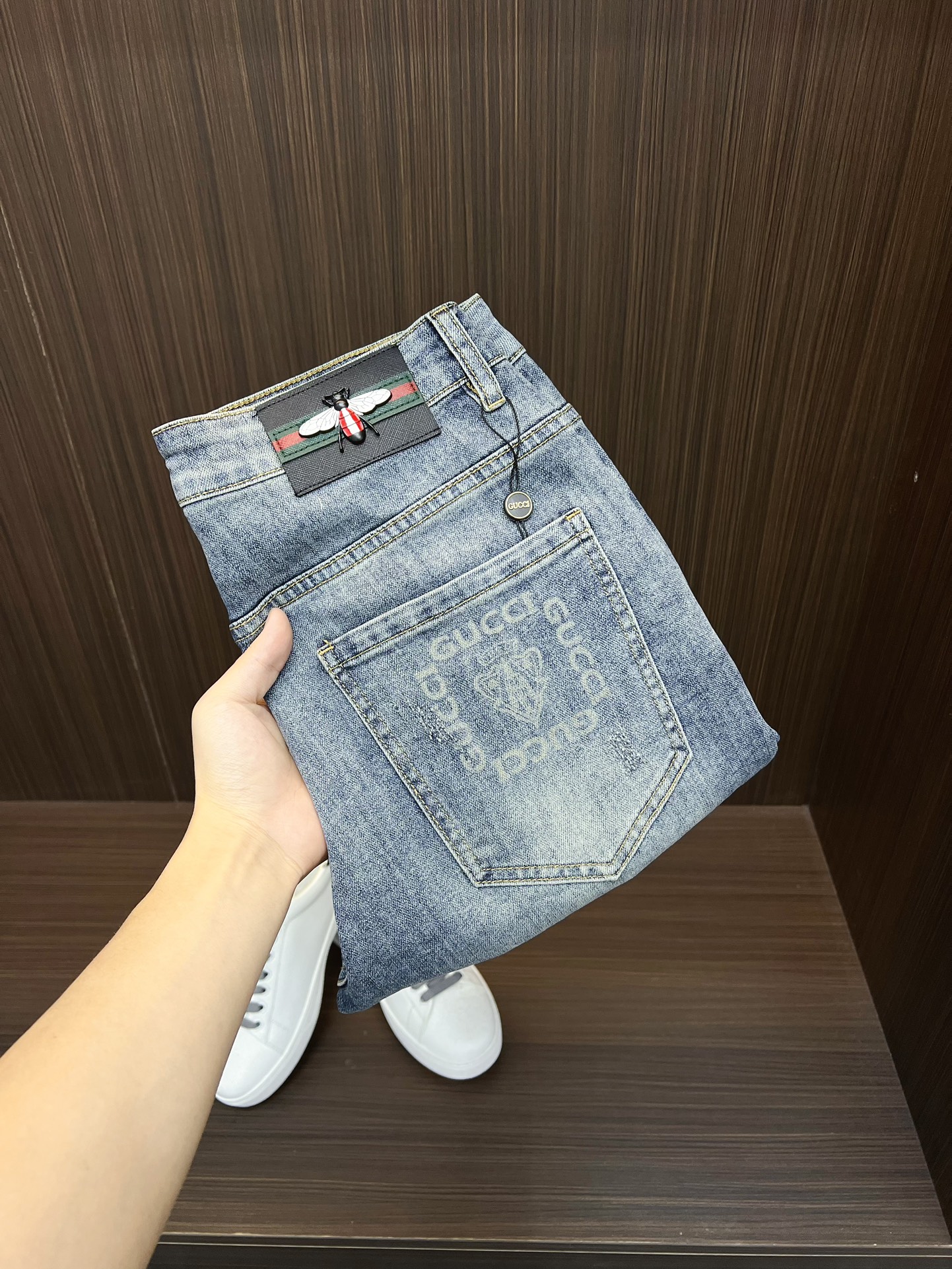 NO:519818,Guqi 2025ss summer new style original single high-end hot denim shorts super custom style original hardware super heavy industry craftsmanship excellent style, impeccable details!  The style is not picky, it is very high-end, and the good products are not waiting for everyone. If you like it, hurry up and start, sizes 29-38 (not 35, 37), shorts, alexander wang19860909古奇 2025ss夏季新款原单高档爆款牛仔短裤 超级定制款 原版五金 超级重工工艺 版型超赞,细节做工无可挑剔！款式不挑人,特别高档,好货不等人,看中赶紧下手,尺码29-38（没35、37）,,shorts,alexander wang,Men's clothing